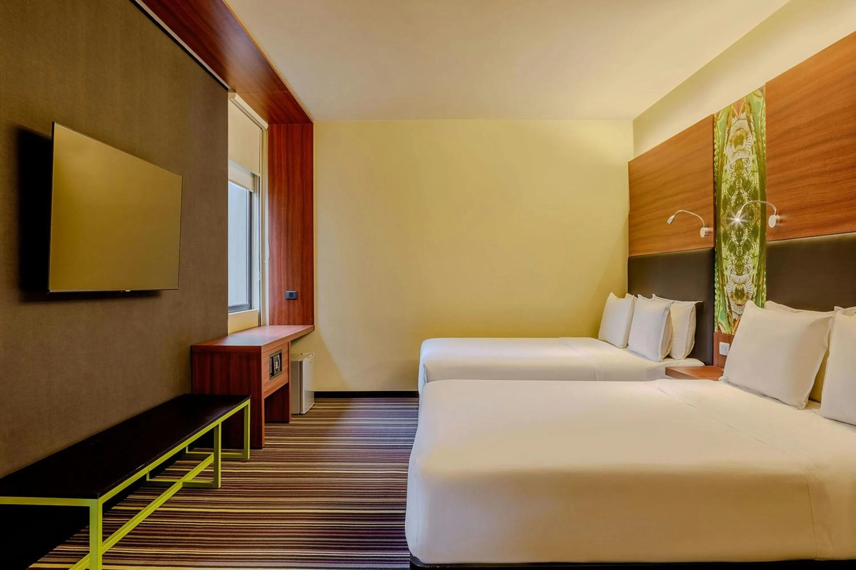 Photo of the whole room, Bed in Aloft Asuncion