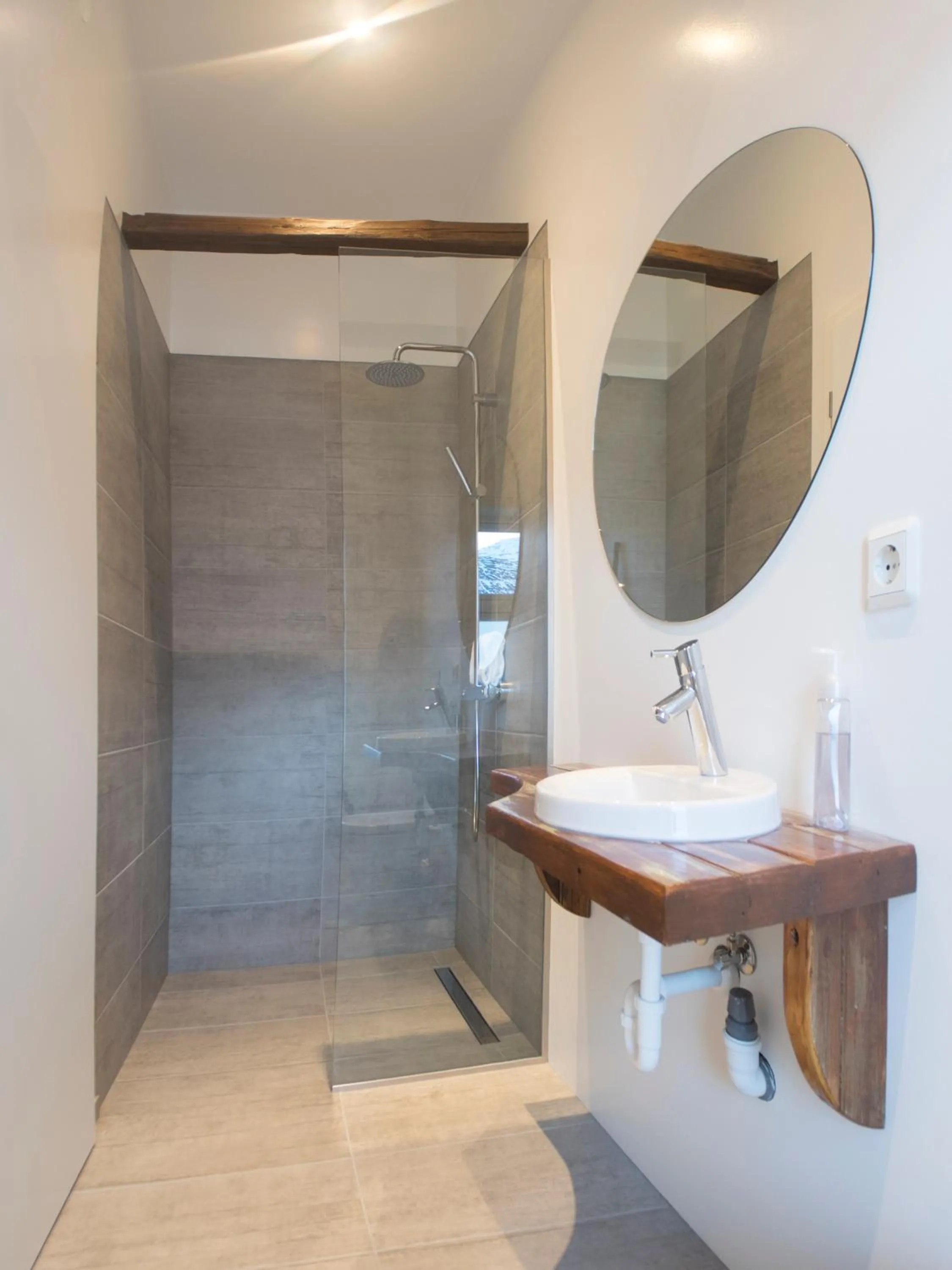 Shower in Við Lónið Guesthouse