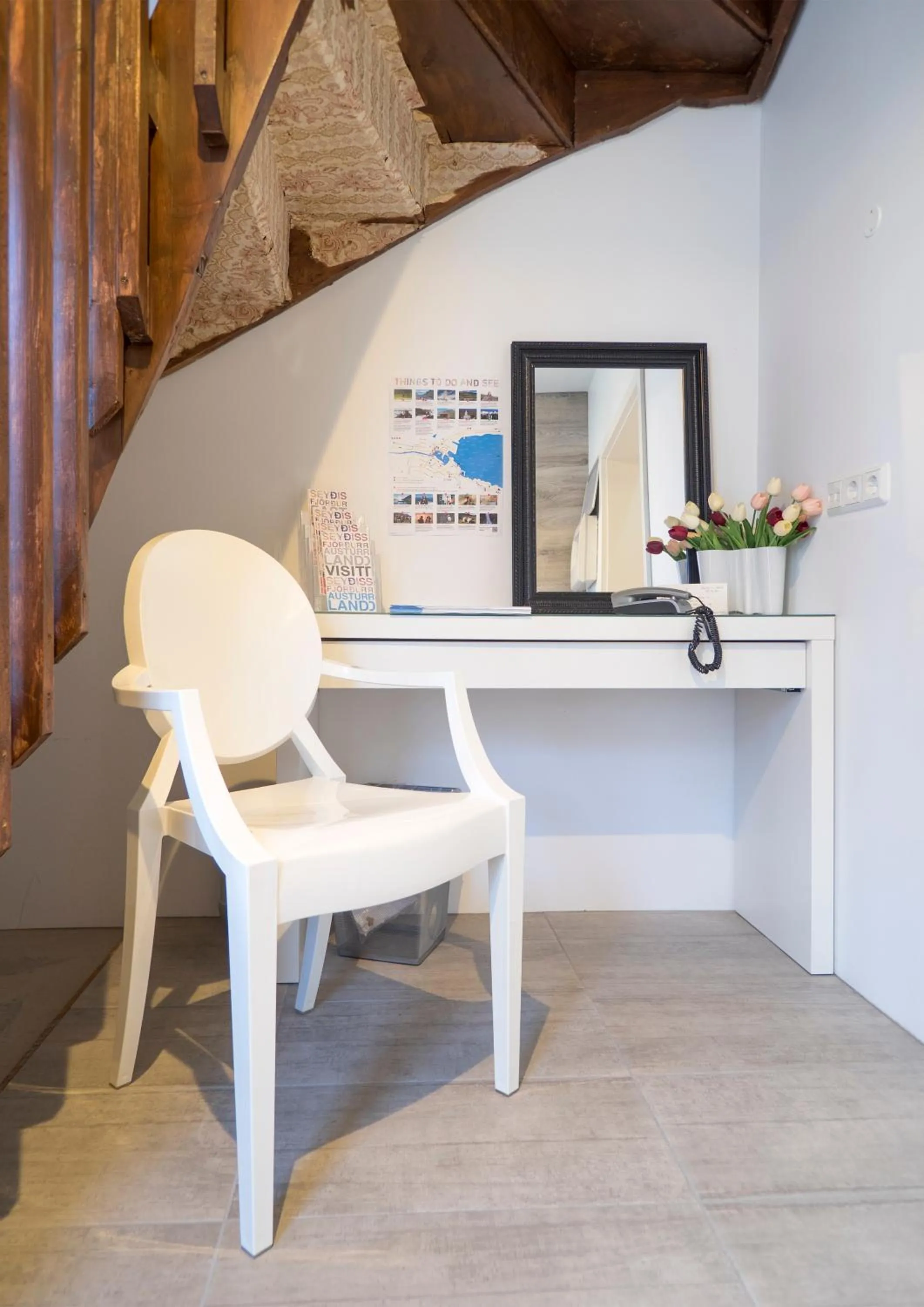 Lobby or reception in Við Lónið Guesthouse