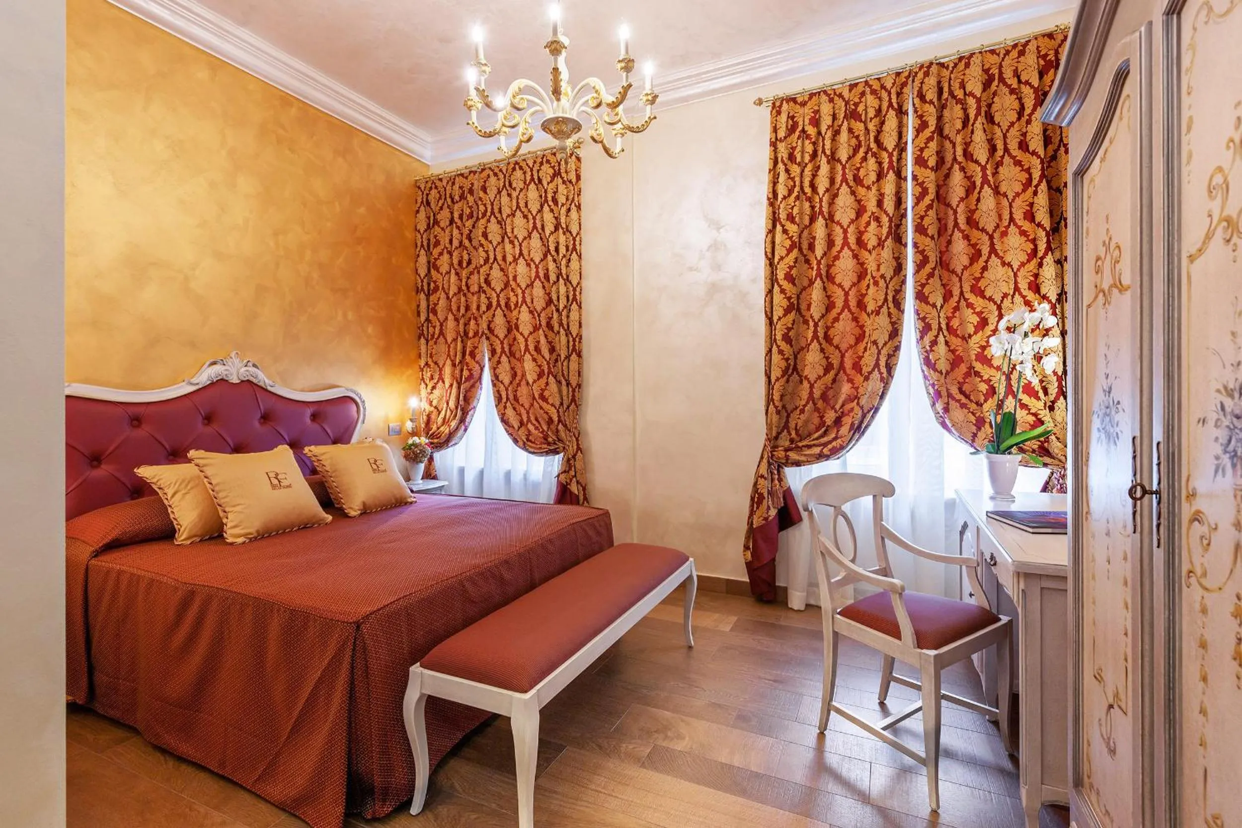 Photo of the whole room, Bed in Relais Empire