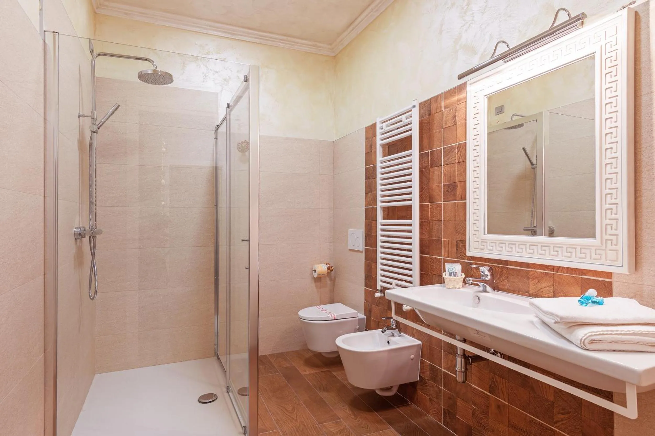 Shower in Relais Empire