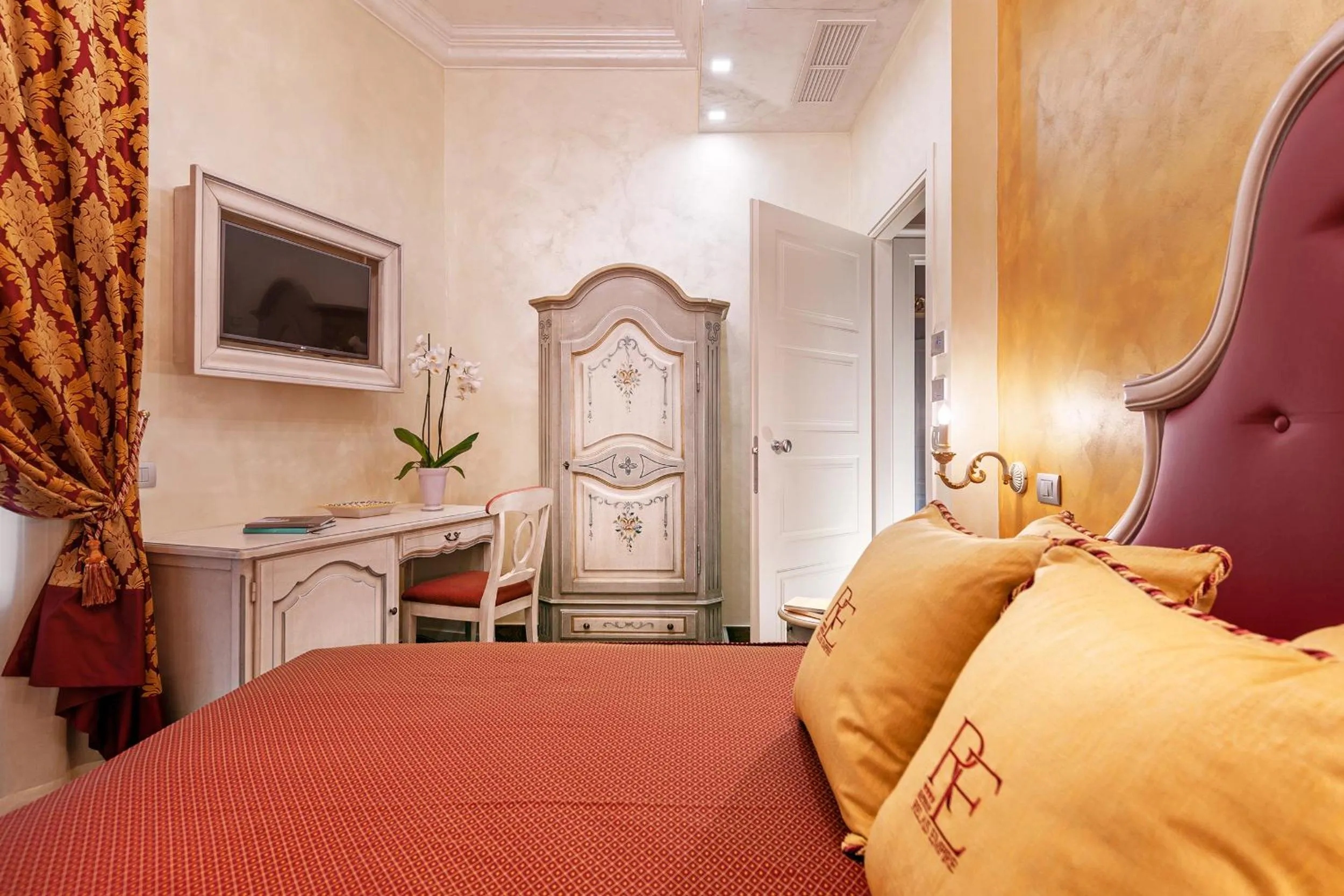 Photo of the whole room, Bed in Relais Empire