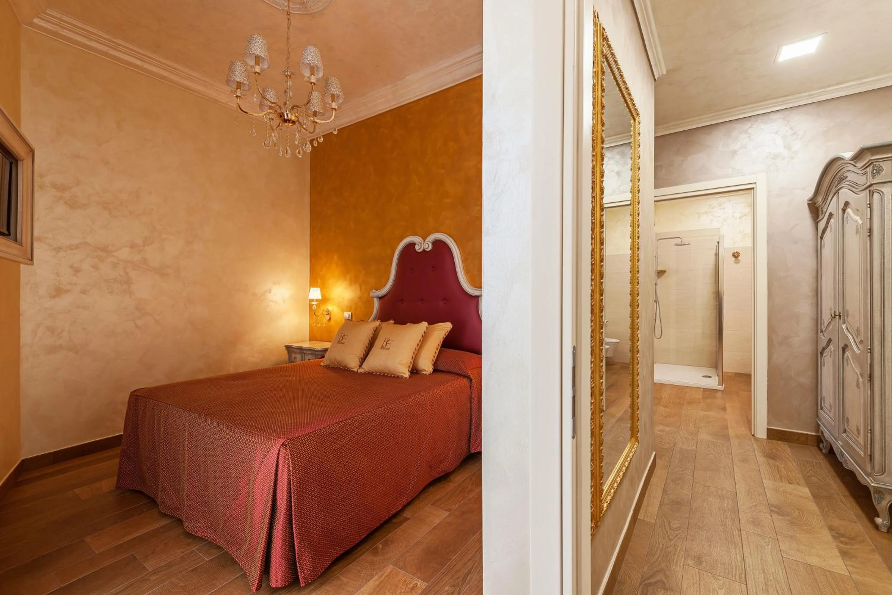 Photo of the whole room, Bed in Relais Empire