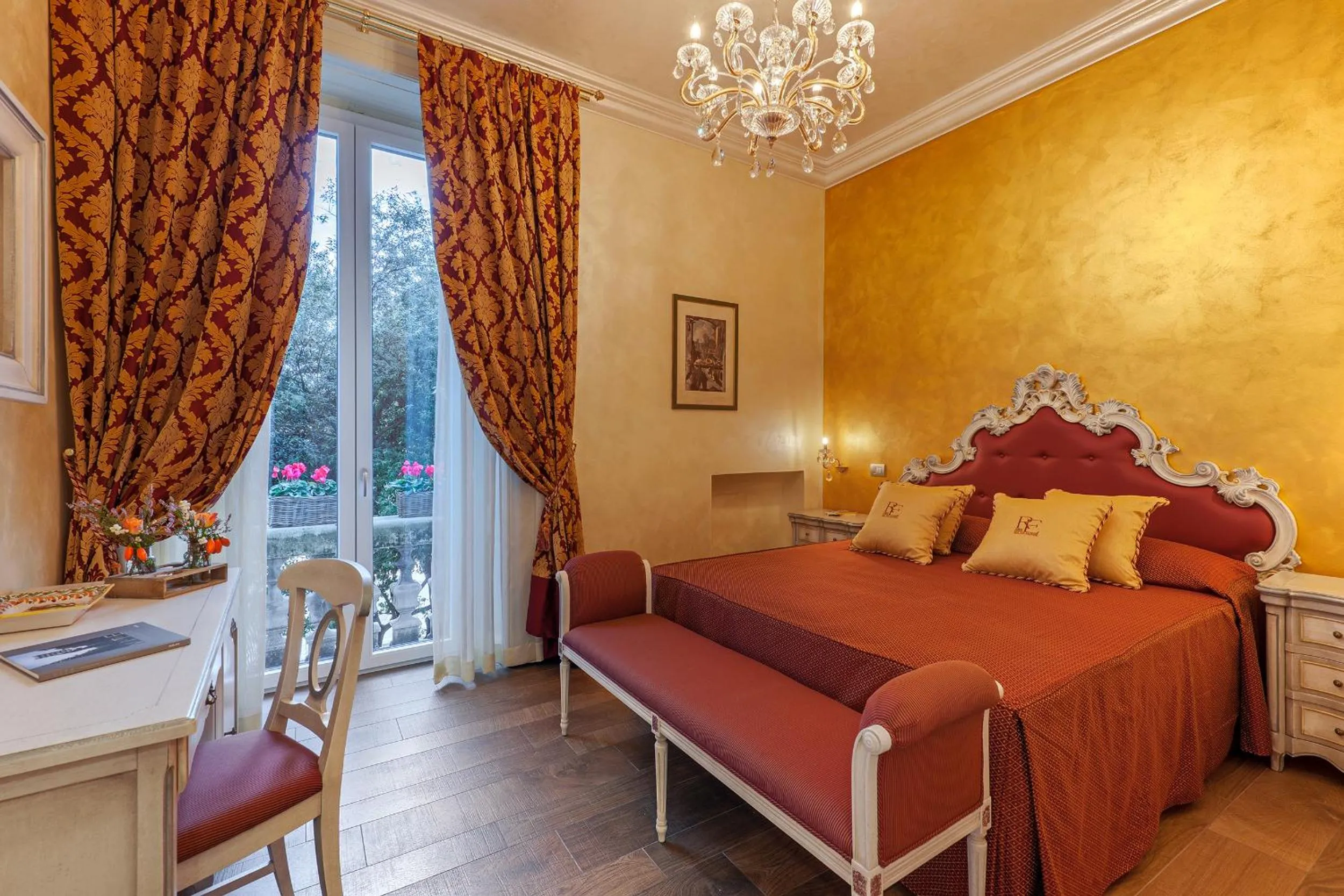 Photo of the whole room, Bed in Relais Empire