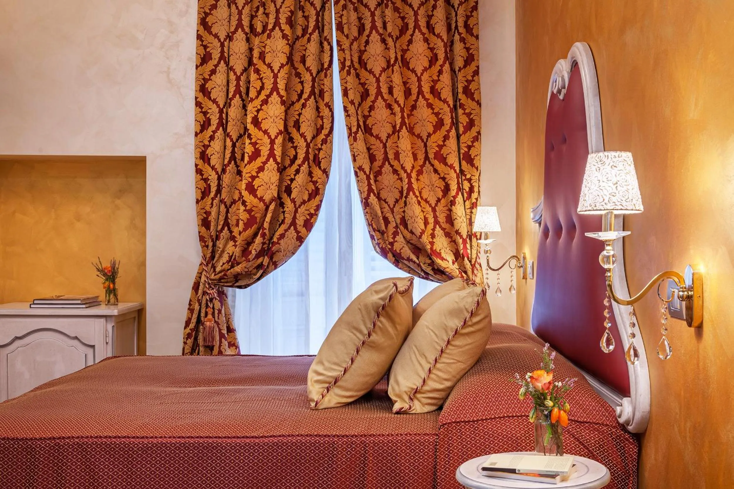 Photo of the whole room, Bed in Relais Empire