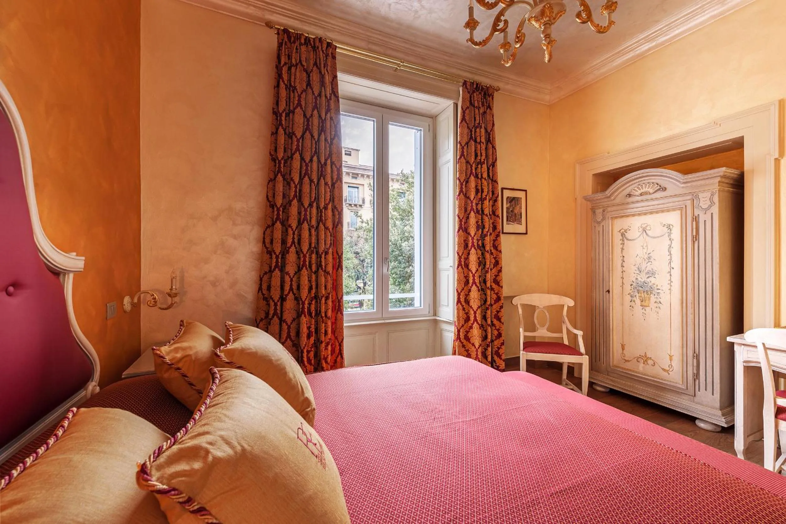 Decorative detail, Bed in Relais Empire