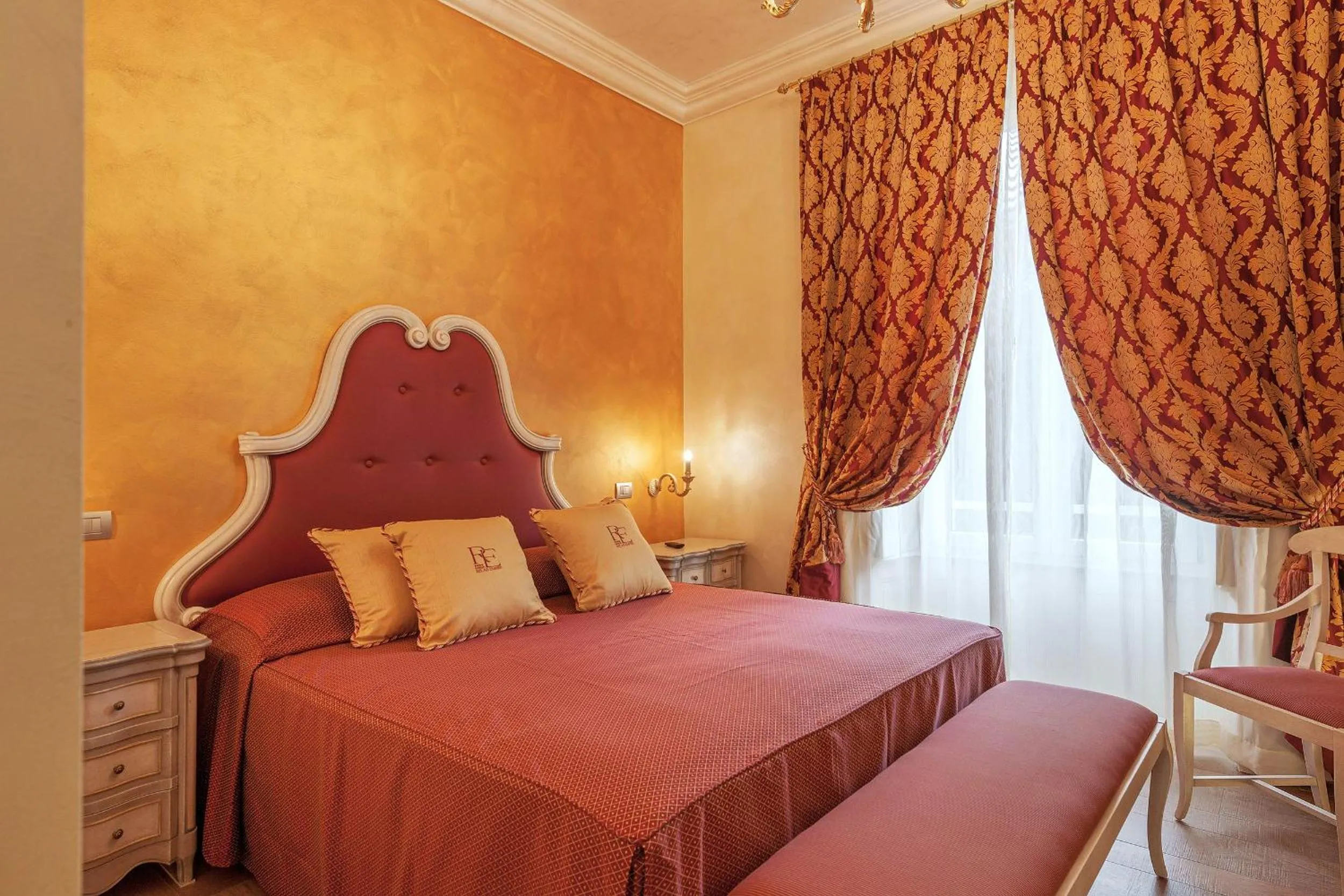 Photo of the whole room, Bed in Relais Empire