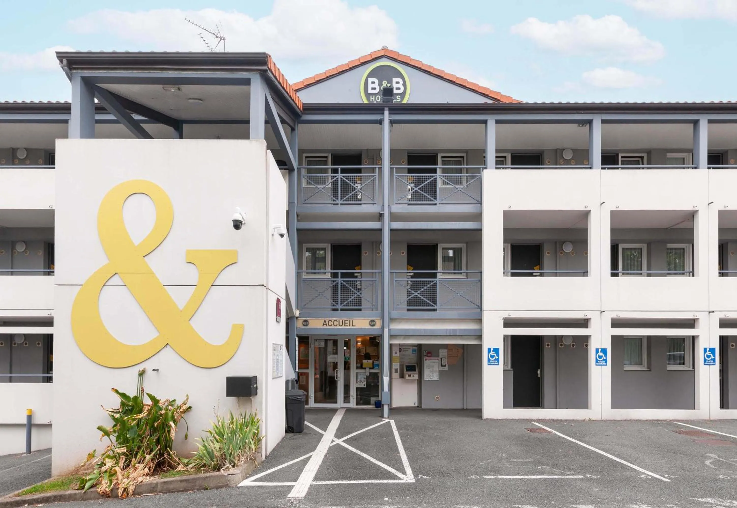 Property building in B&B HOTEL Bayonne