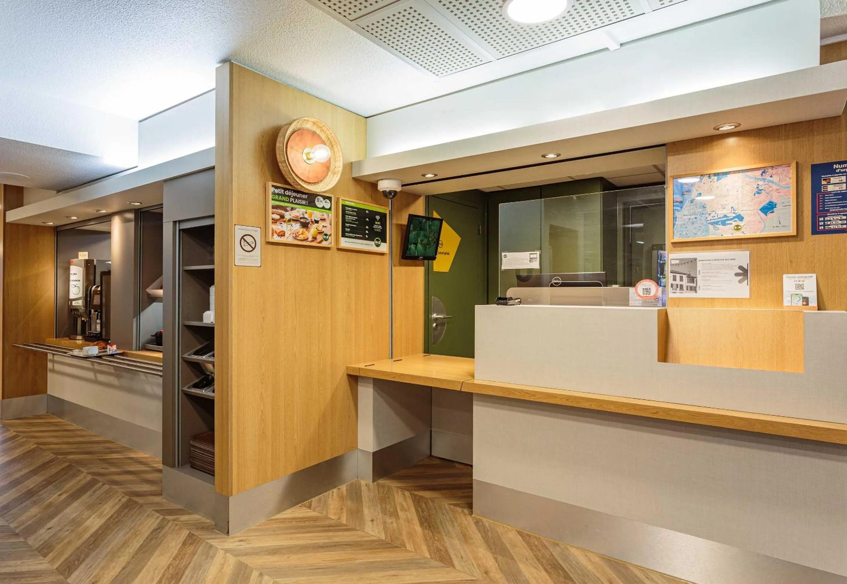 Lobby or reception in B&B HOTEL Bayonne