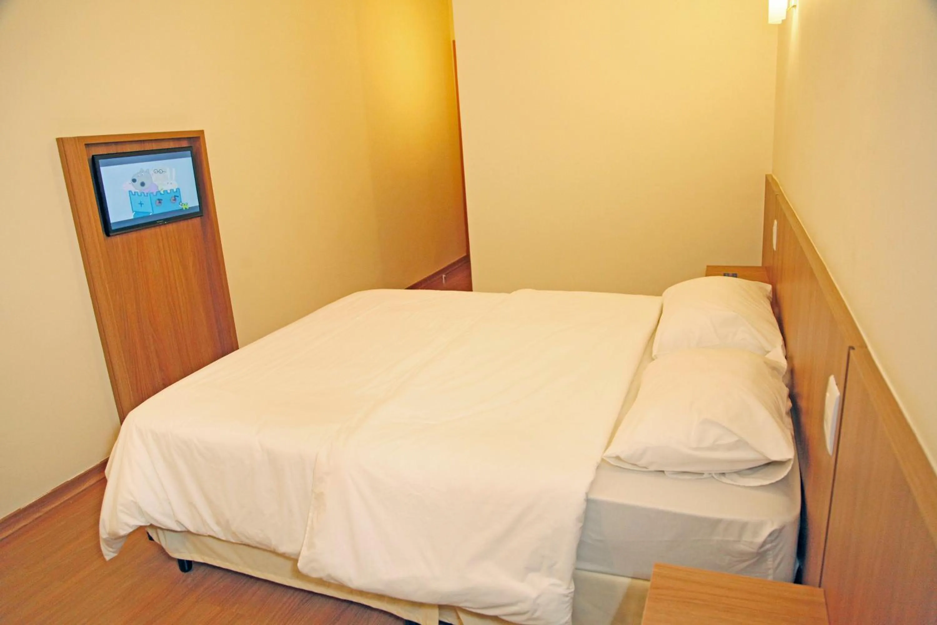 Bedroom, Bed in Bernal Hotel Econômico