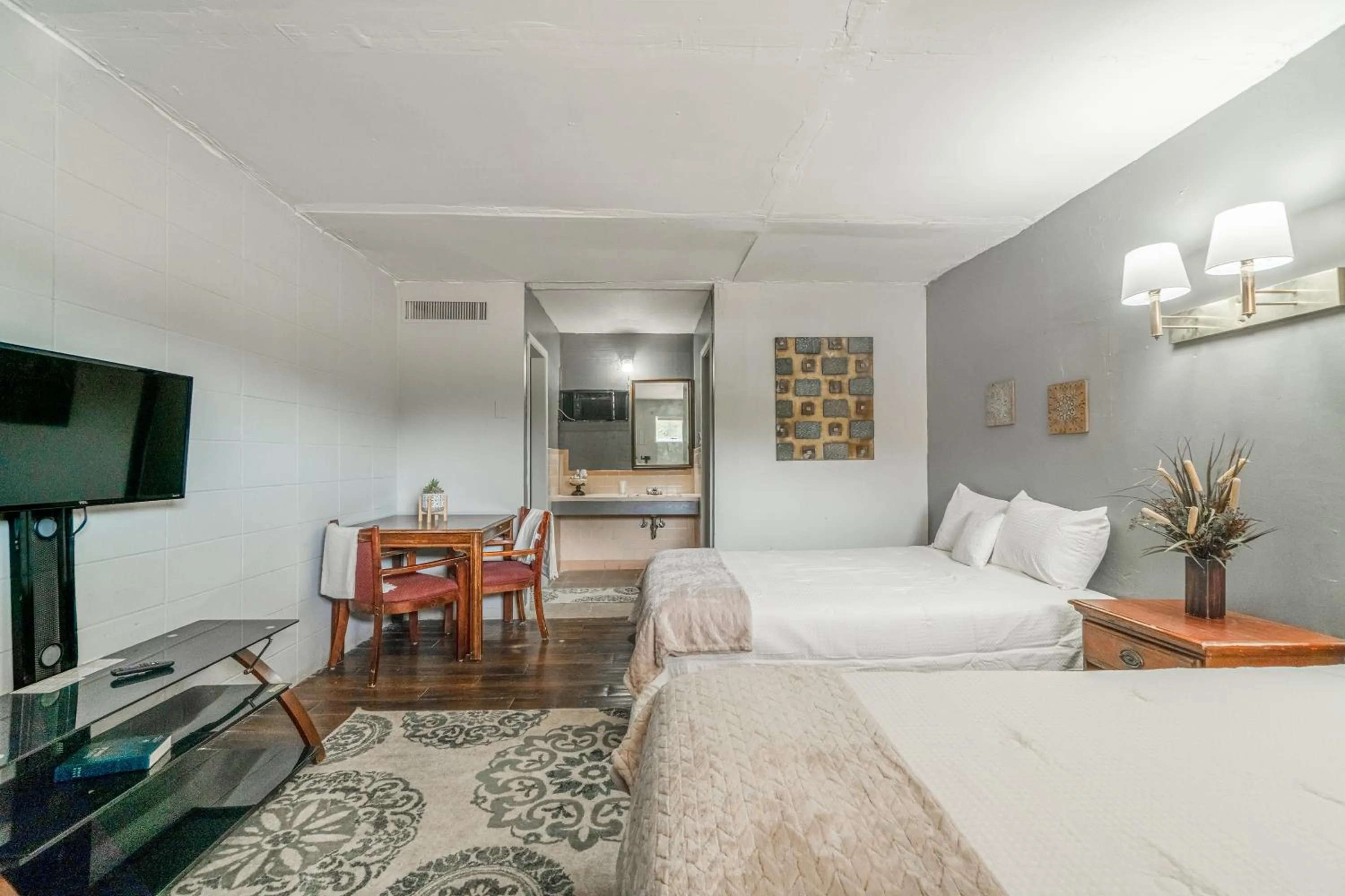 Bedroom, Bed in OYO Holiday Capri Motel & Rv Park