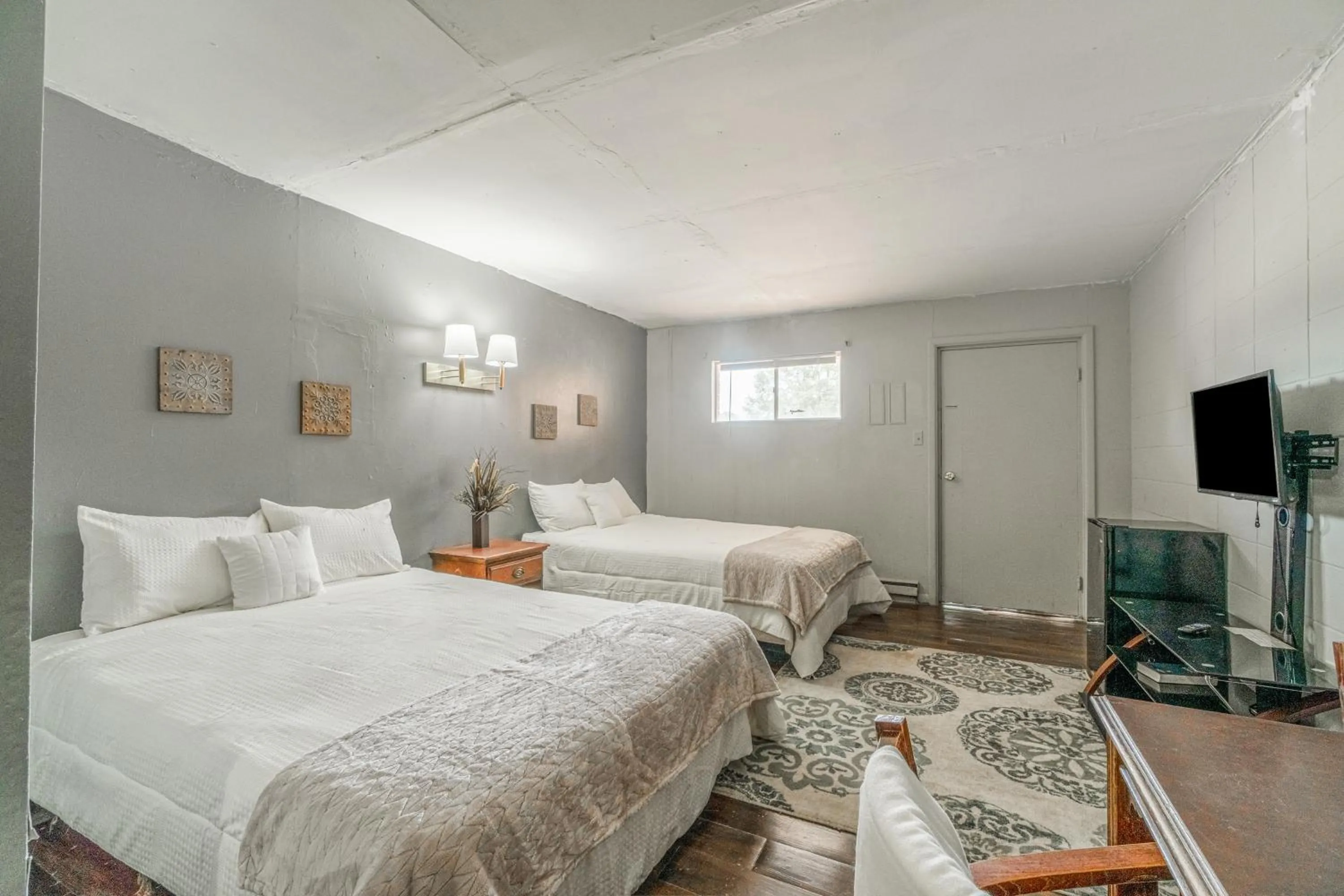 Bedroom, Bed in OYO Holiday Capri Motel & Rv Park