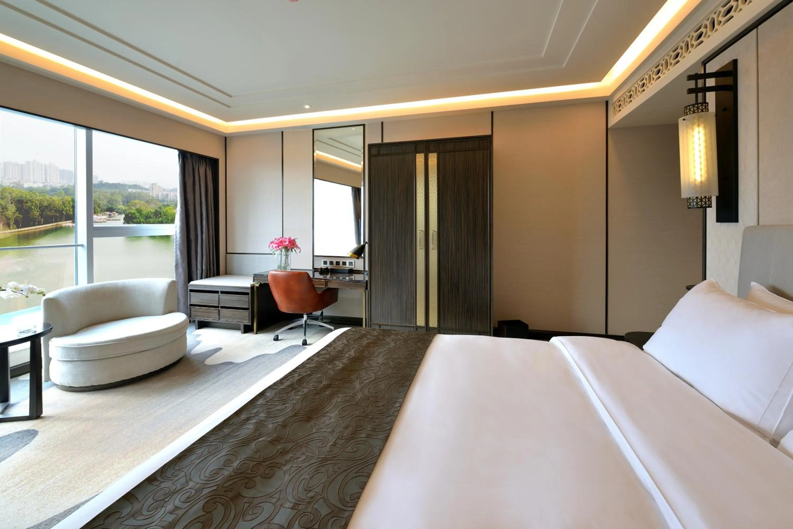 Lake view, Bed in Fuzhou Lakeside Hotel