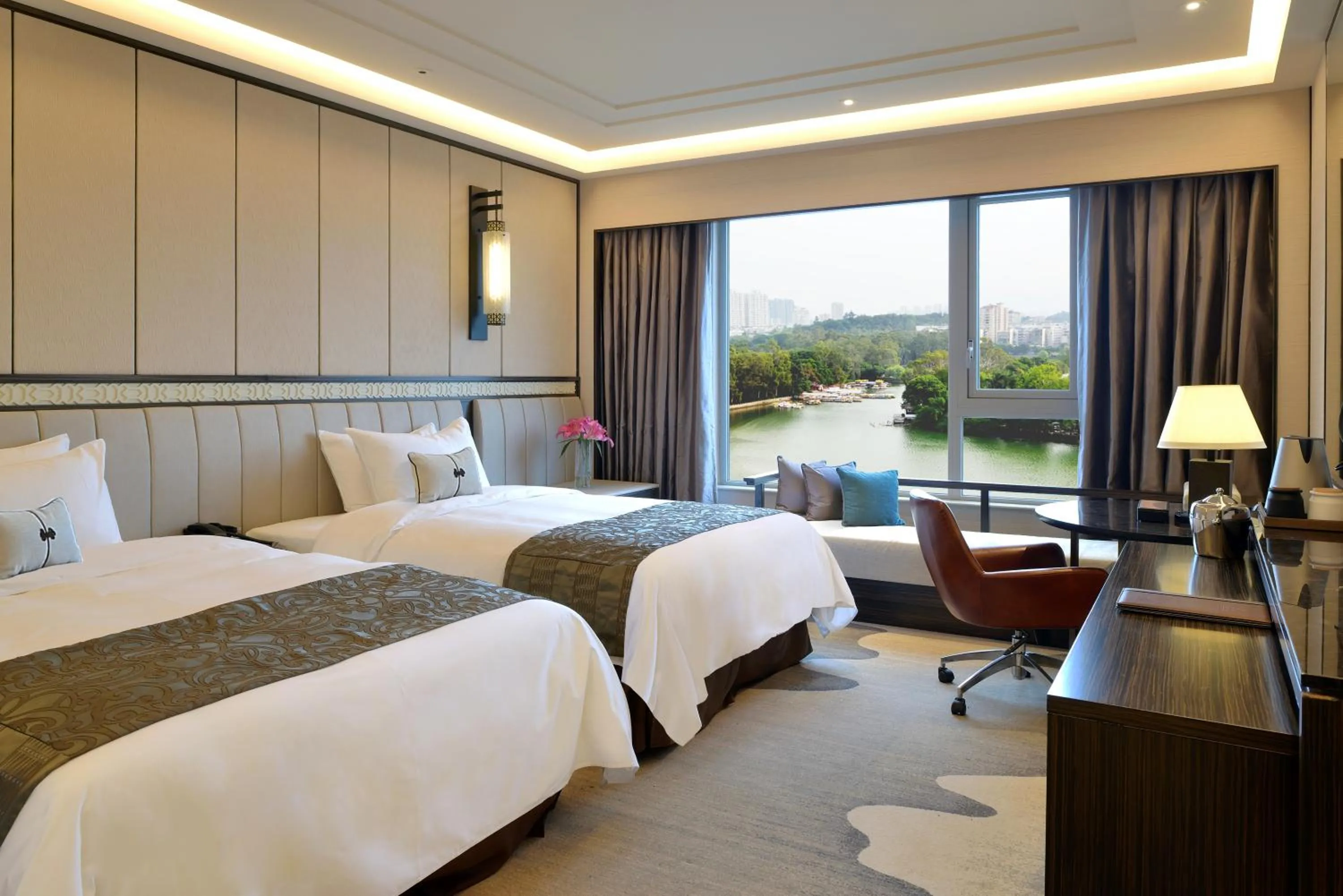 Lake view, Bed in Fuzhou Lakeside Hotel