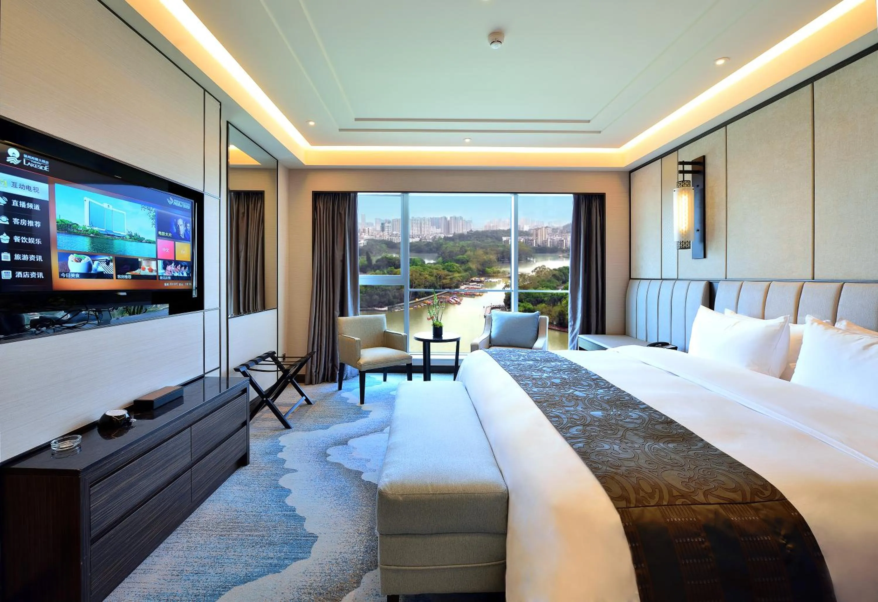 Lake view, Bed in Fuzhou Lakeside Hotel