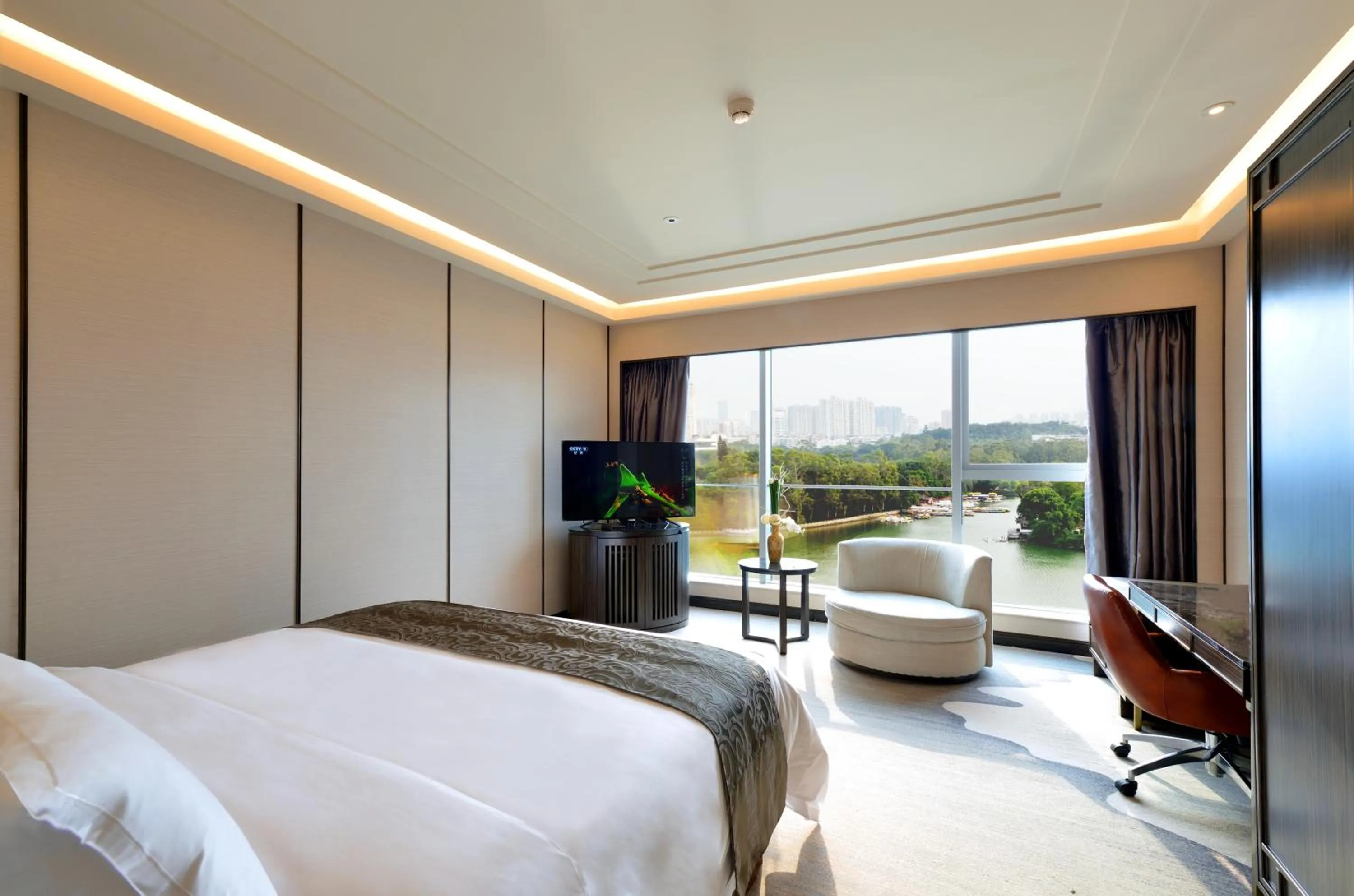 Lake view, Bed in Fuzhou Lakeside Hotel