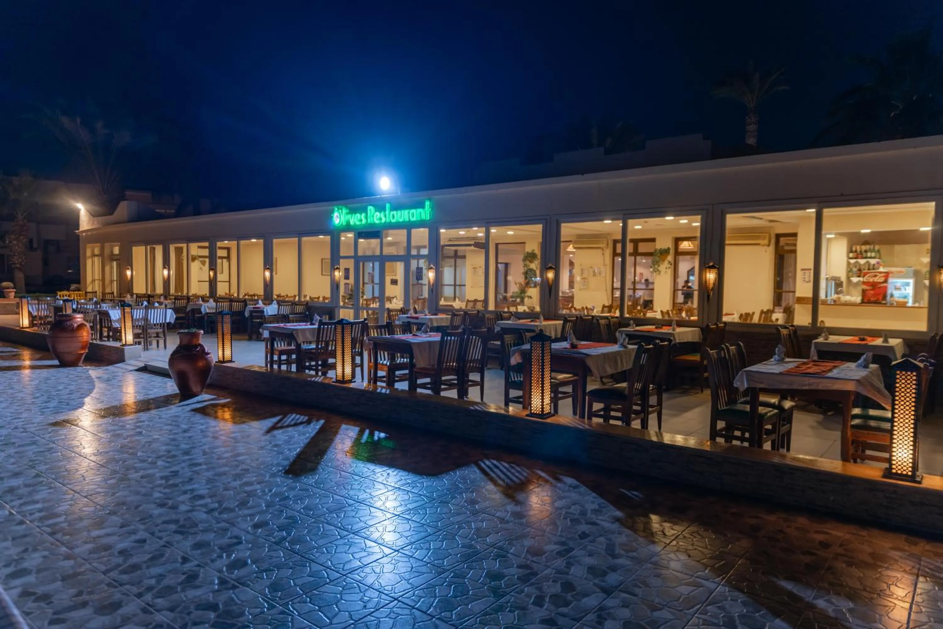 Restaurant/places to eat in Empire Beach Aqua Park