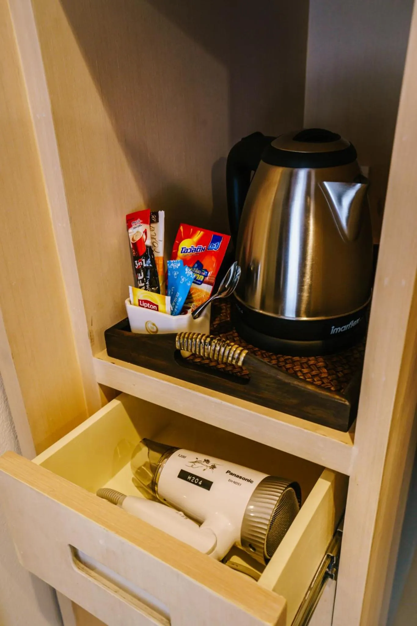 Coffee/tea facilities in Moon Dragon Hotel