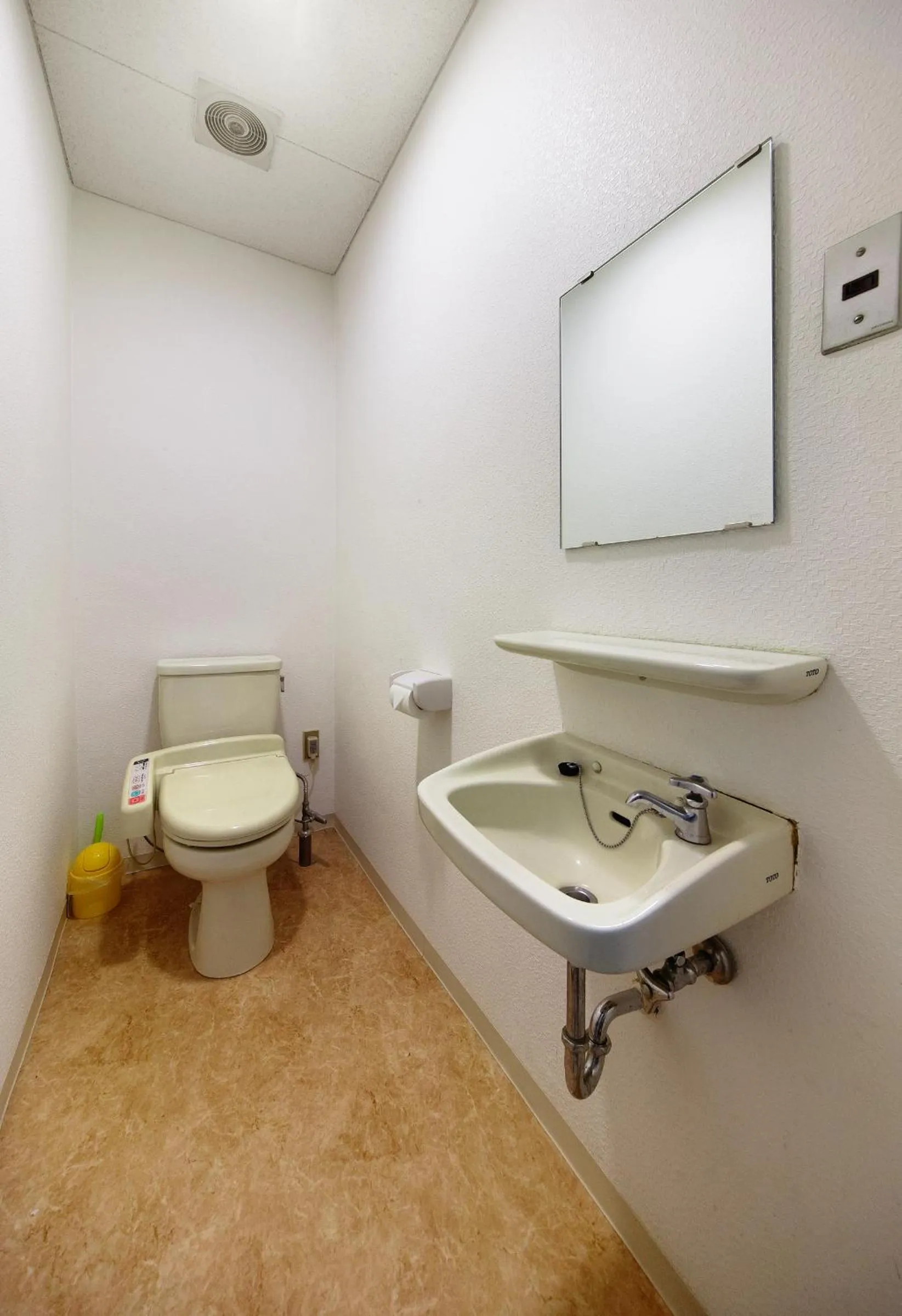 Toilet in Travellersdou Kirinya