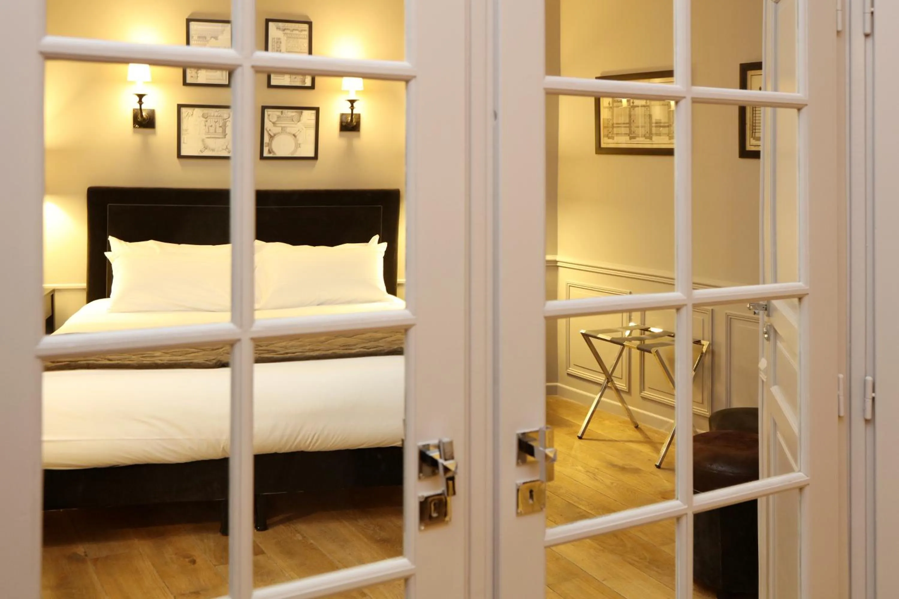 Bedroom, Bed in Hotel Saint-Louis Pigalle