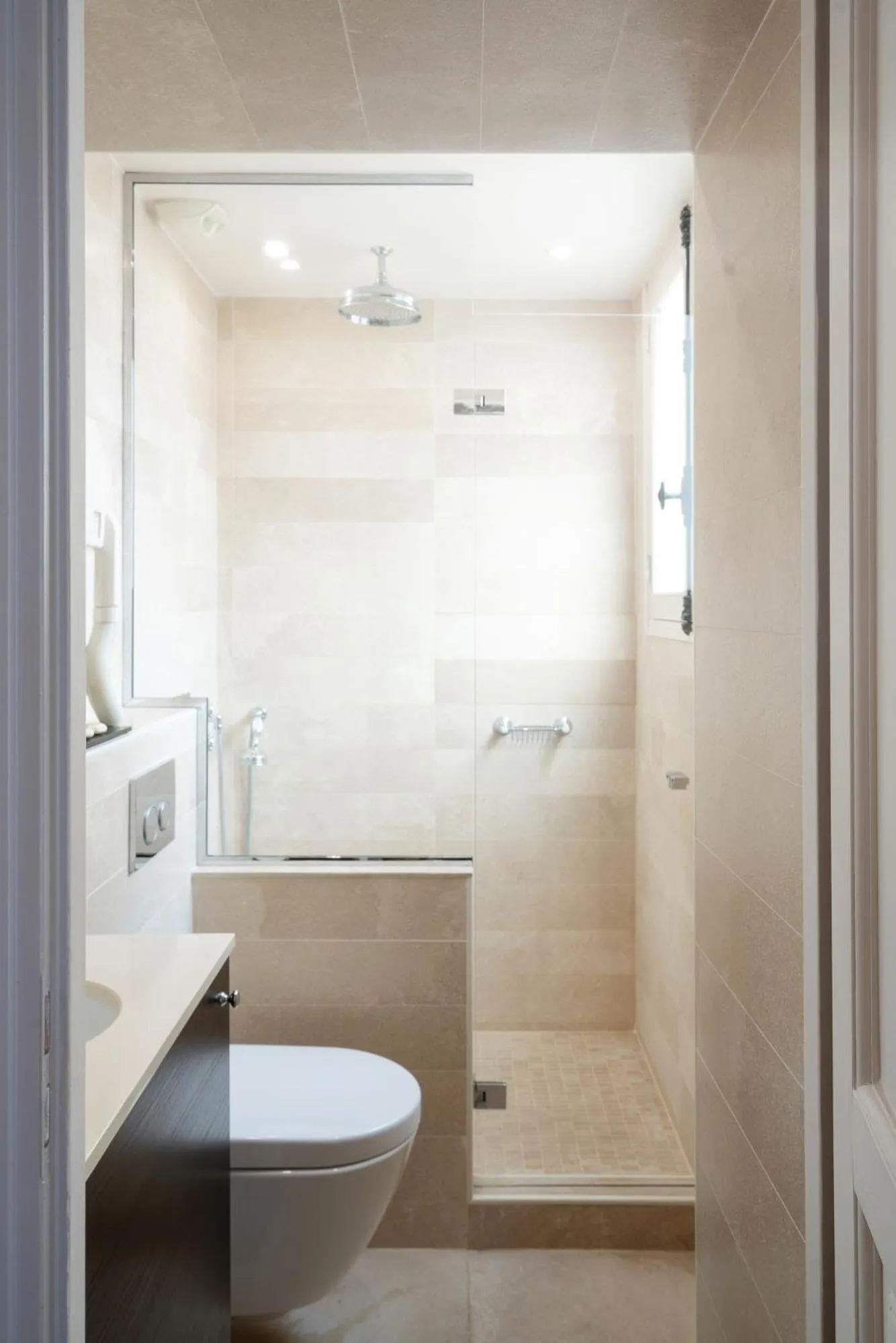 Shower in Hotel Saint-Louis Pigalle