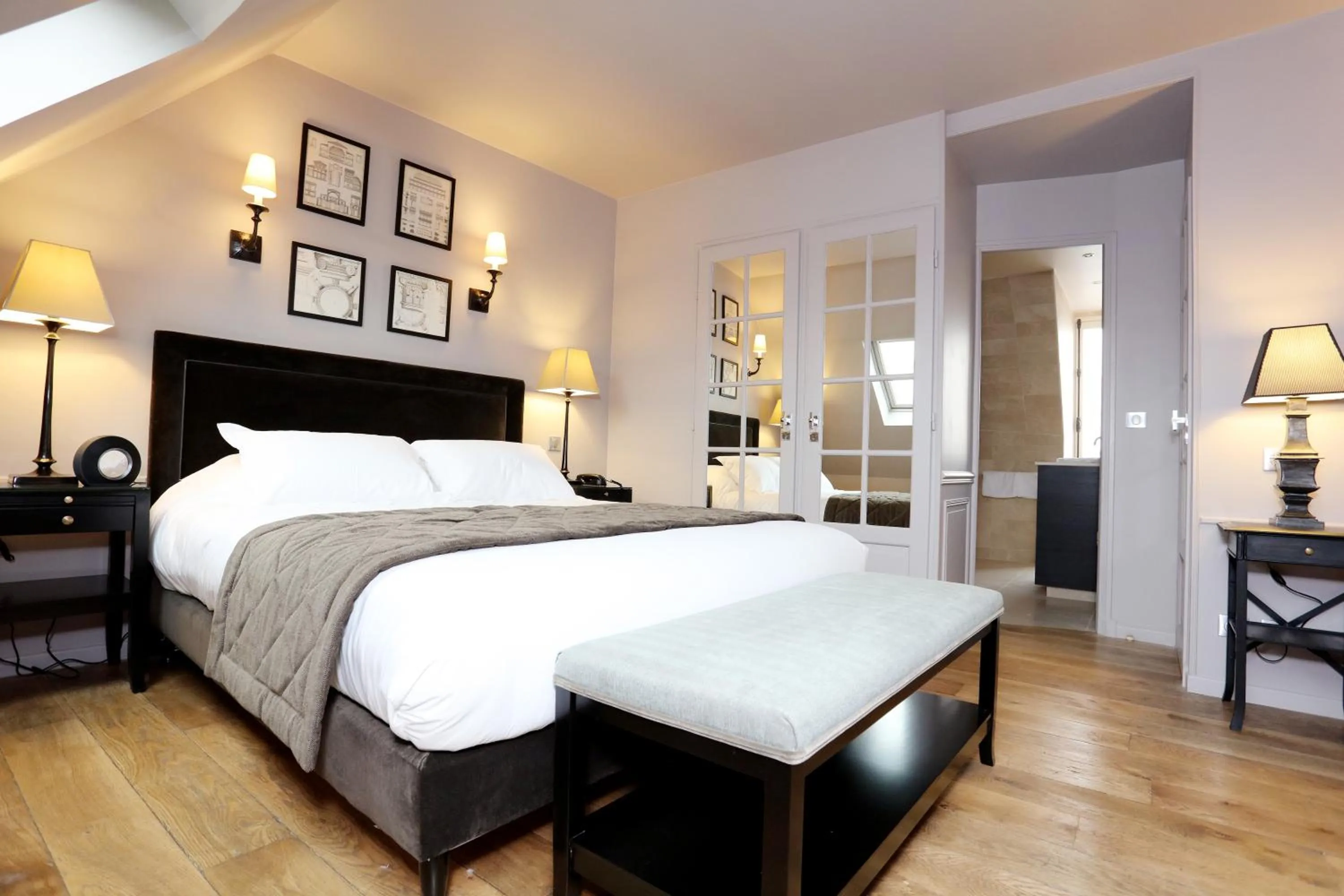 Bedroom, Bed in Hotel Saint-Louis Pigalle