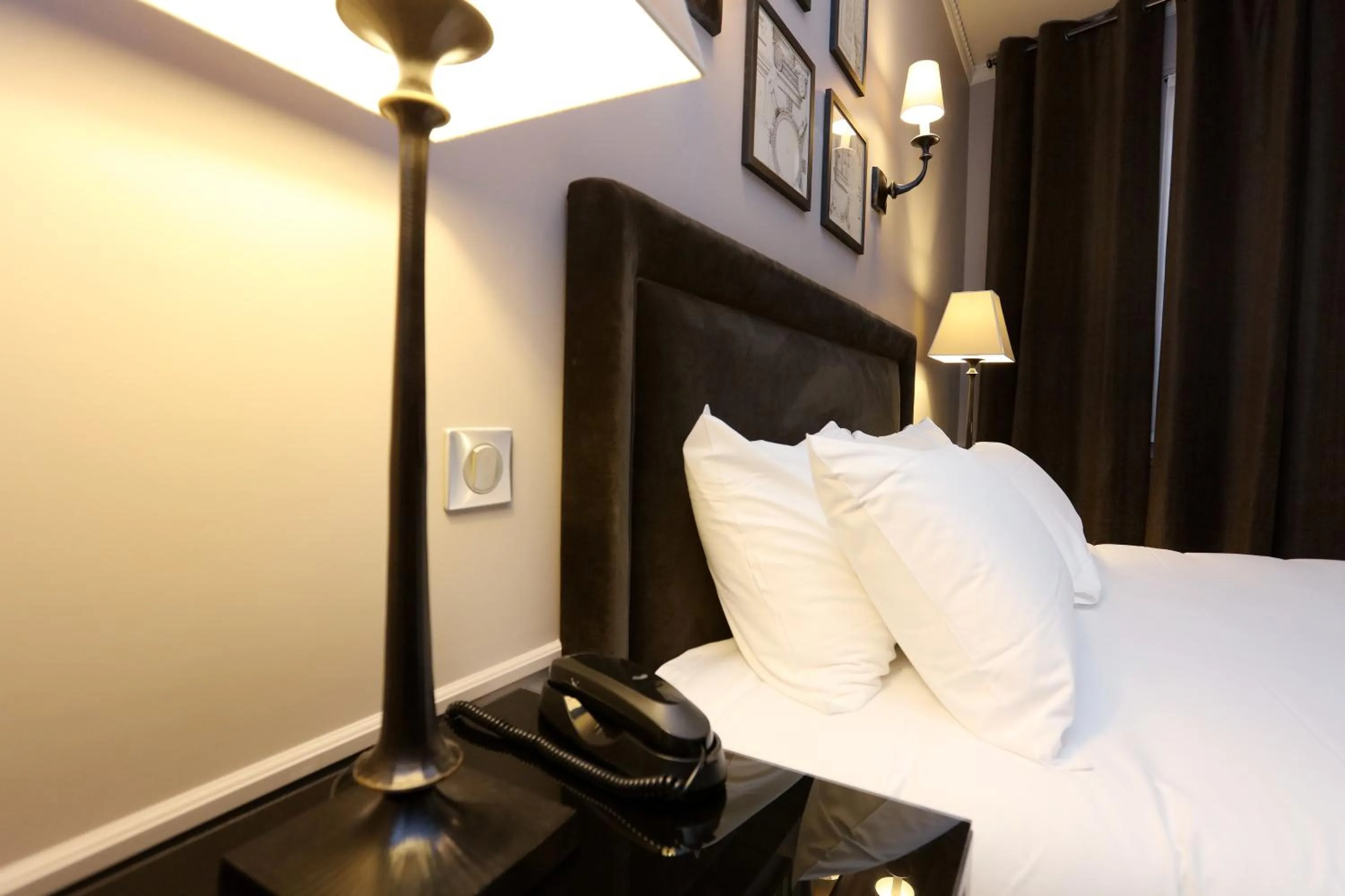 Bedroom, Bed in Hotel Saint-Louis Pigalle