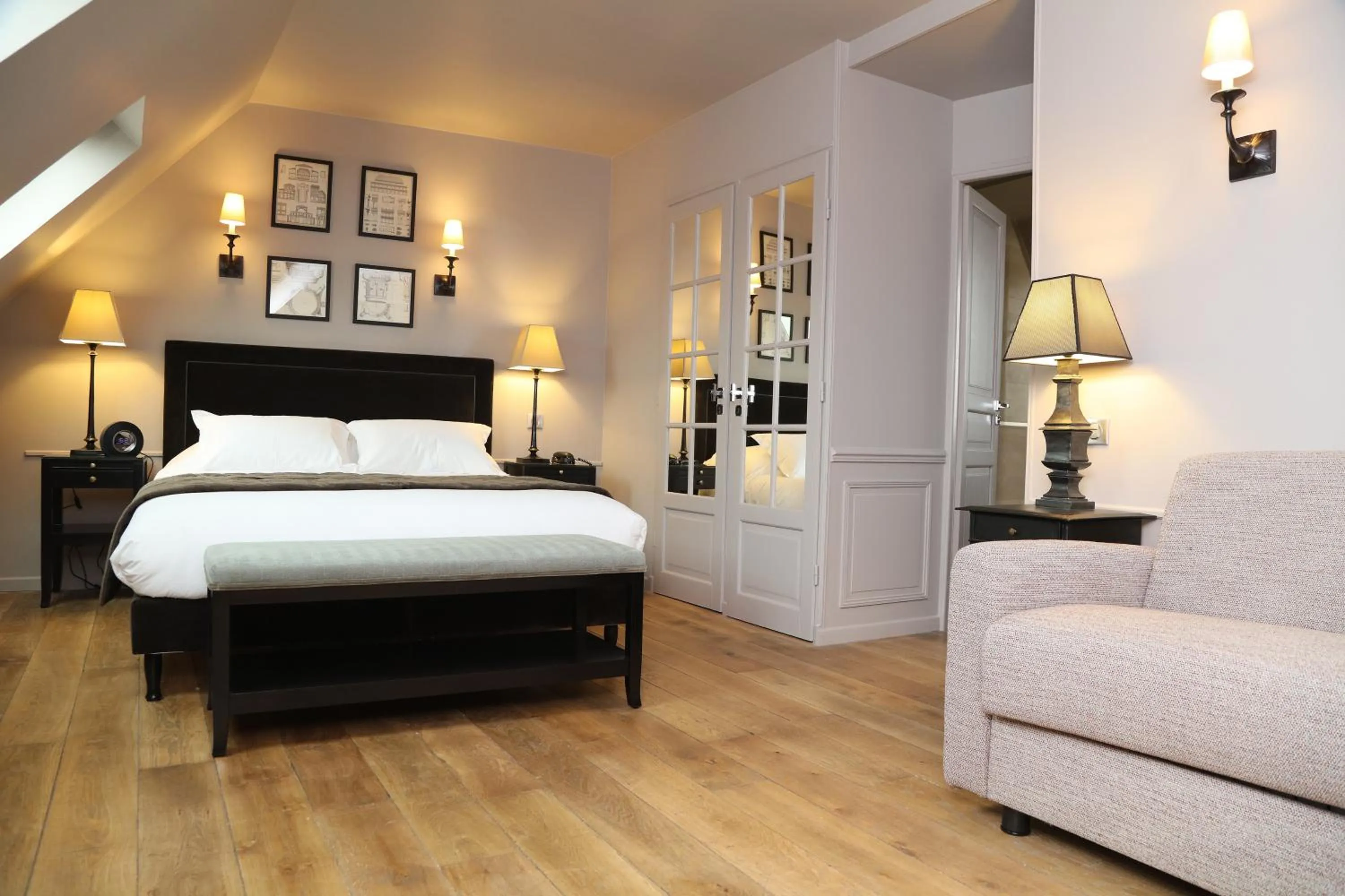 Photo of the whole room, Bed in Hotel Saint-Louis Pigalle