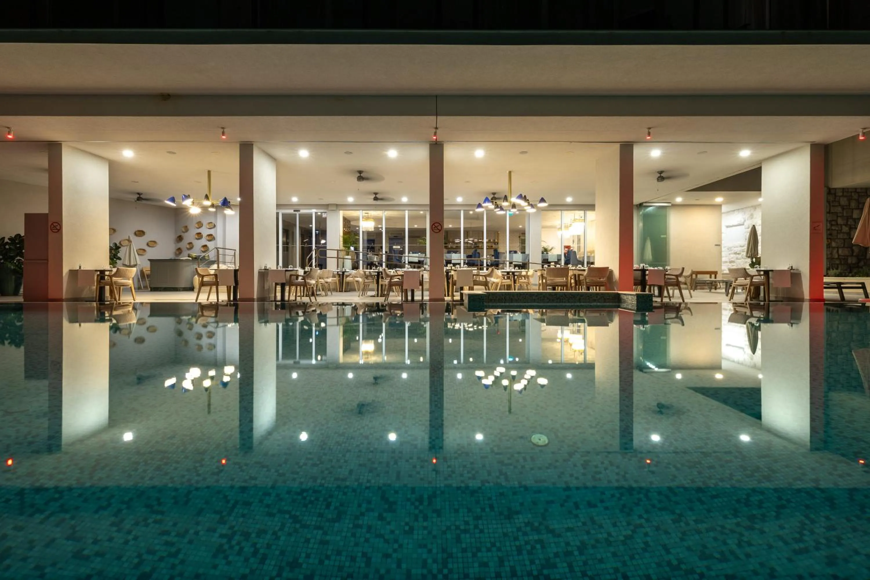 Restaurant/places to eat in Royal Blue Hotel