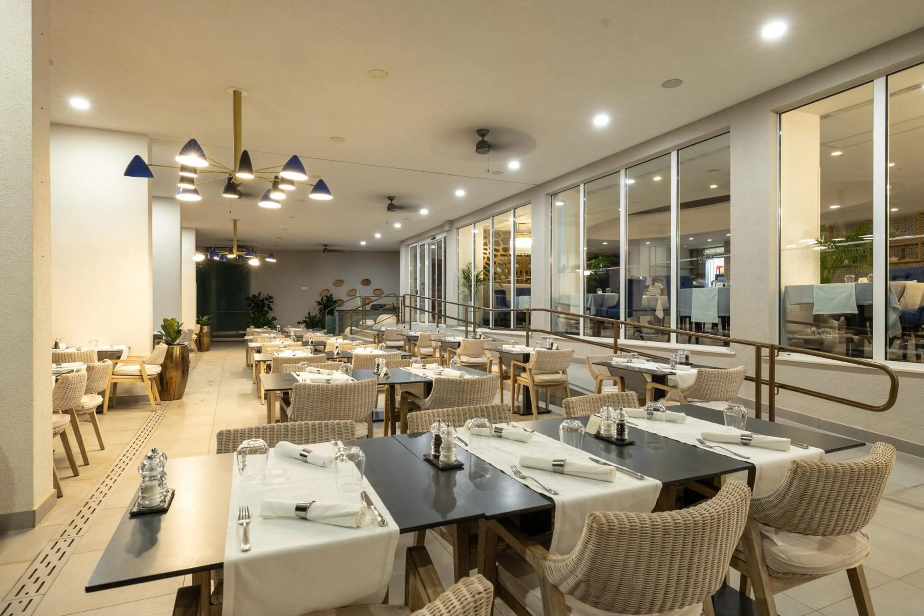 Restaurant/places to eat in Royal Blue Hotel