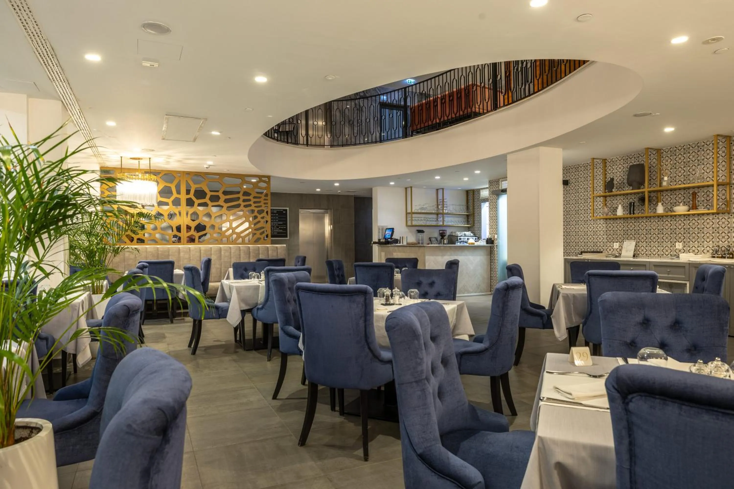 Restaurant/places to eat in Royal Blue Hotel