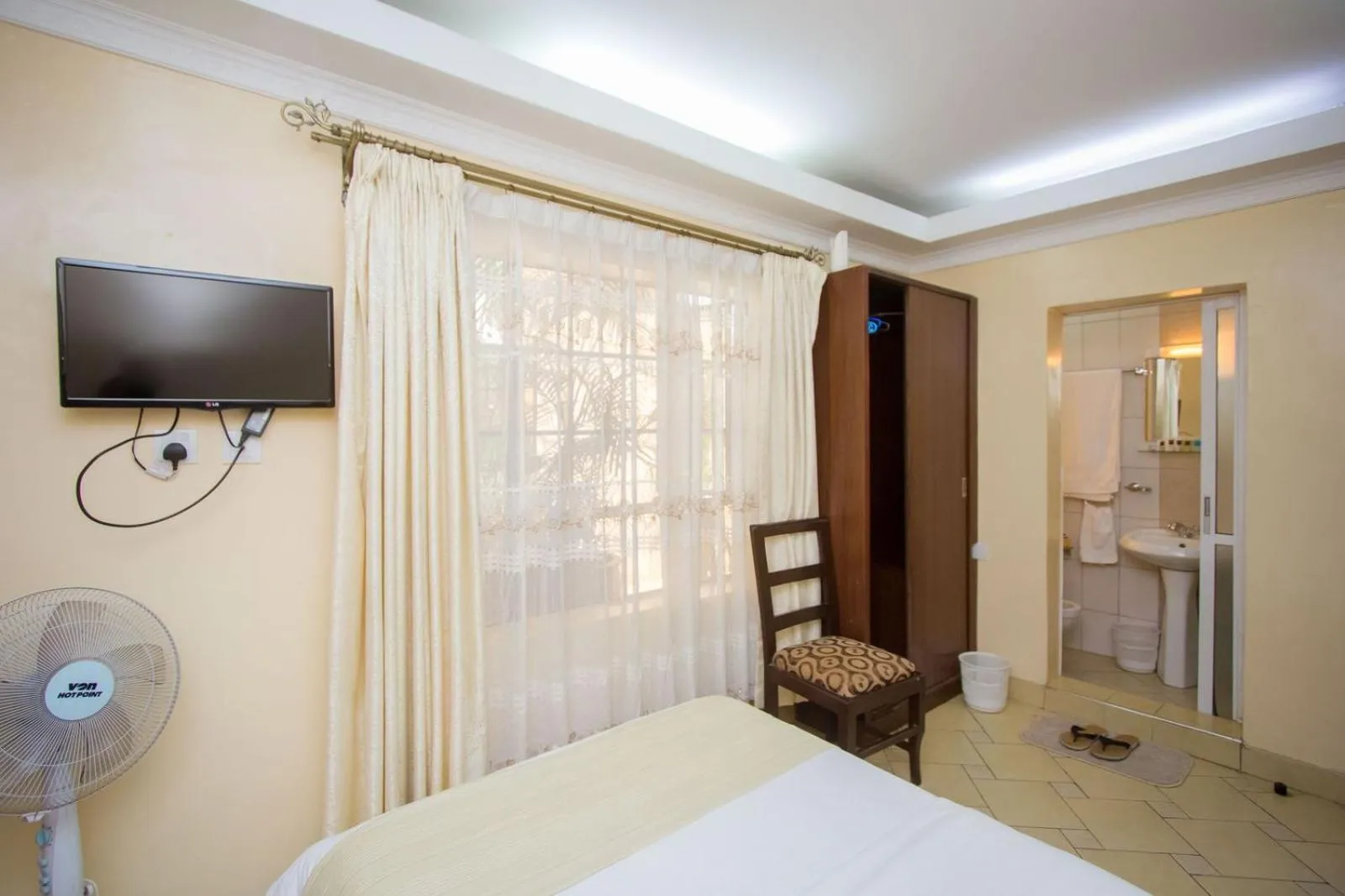 TV and multimedia, Bed in Capital Heights Hotel