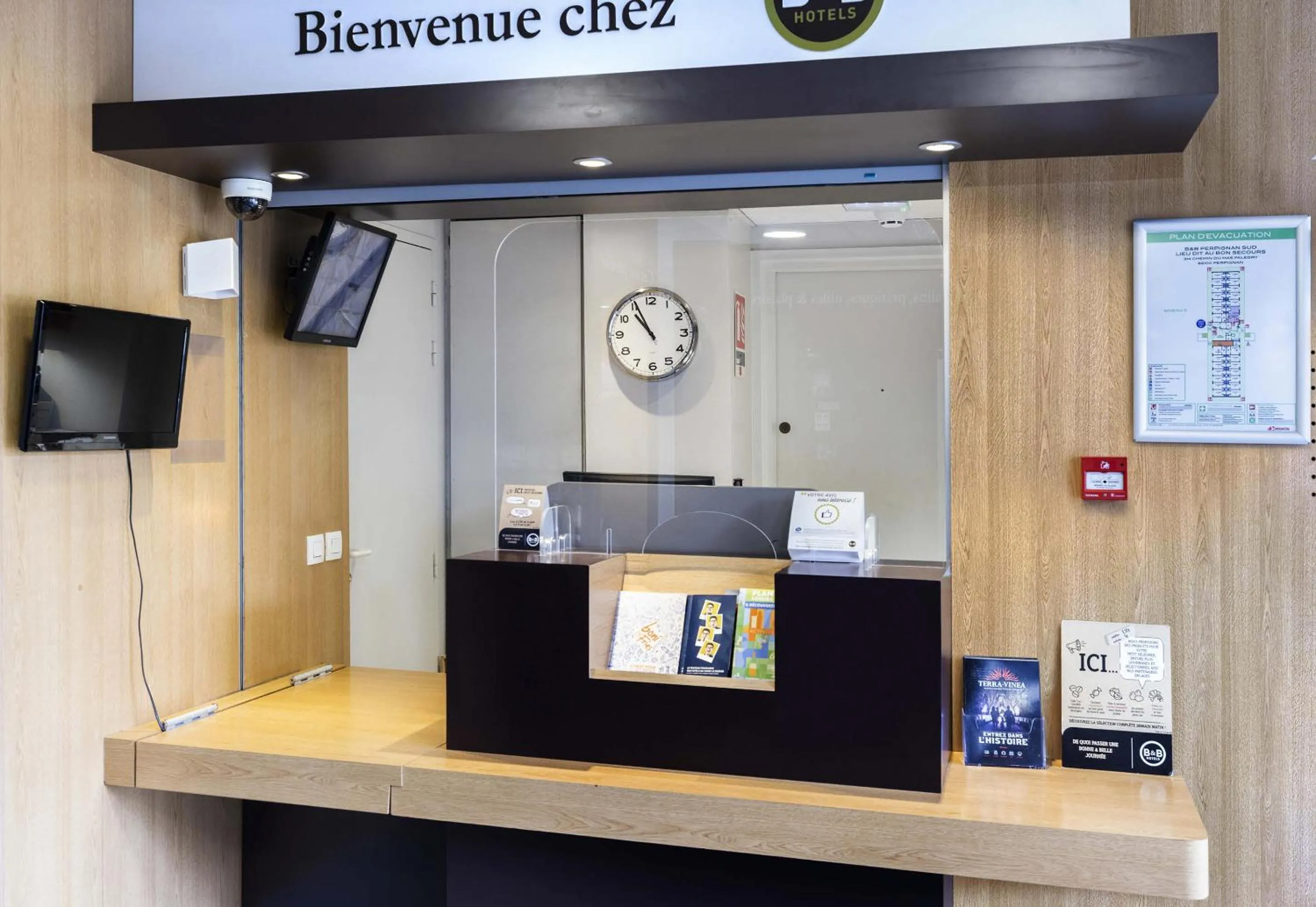 Lobby or reception in B&B HOTEL Perpignan Sud Porte d'Espagne