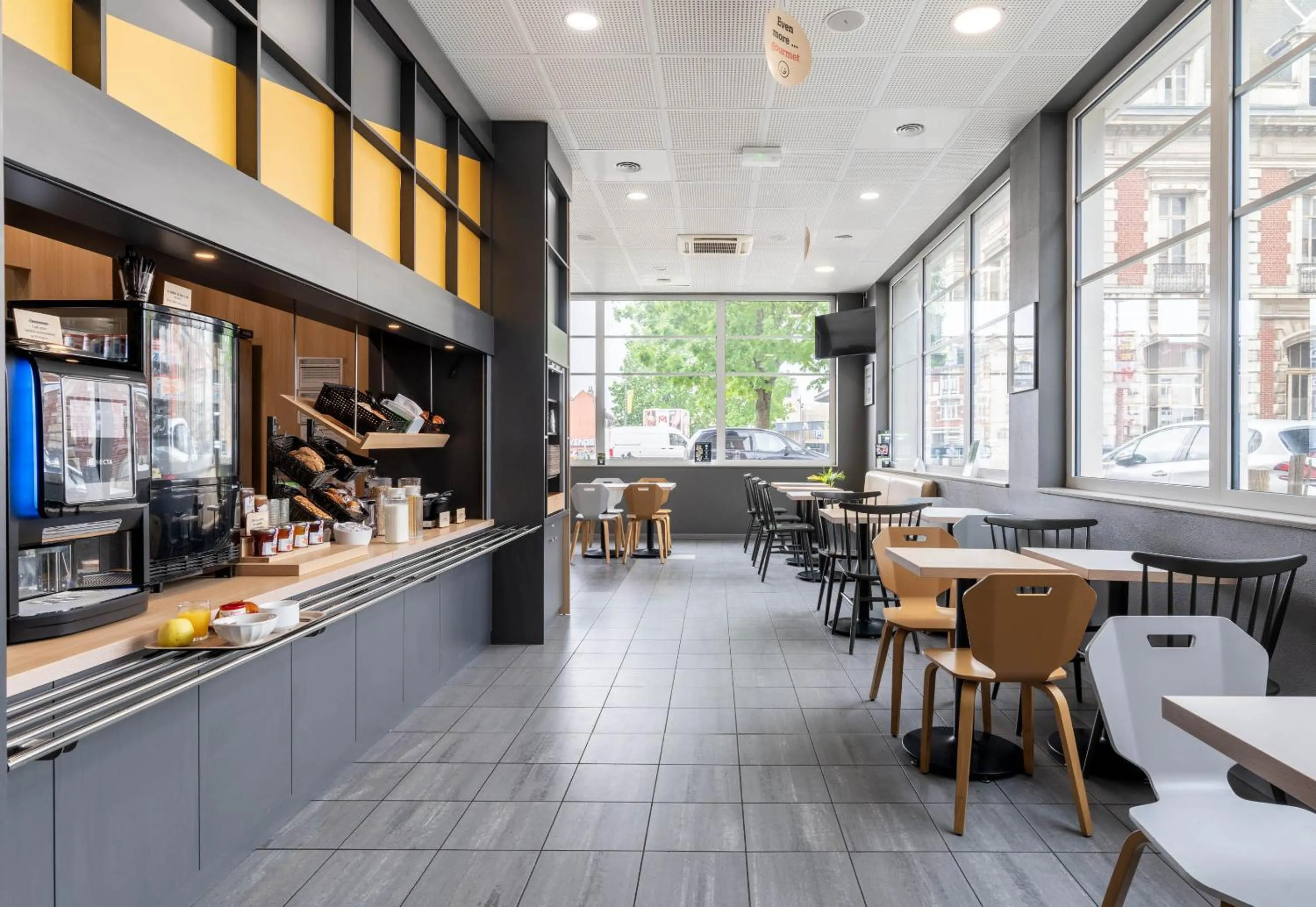 Restaurant/places to eat in B&B HOTEL Lille Roubaix Campus Gare