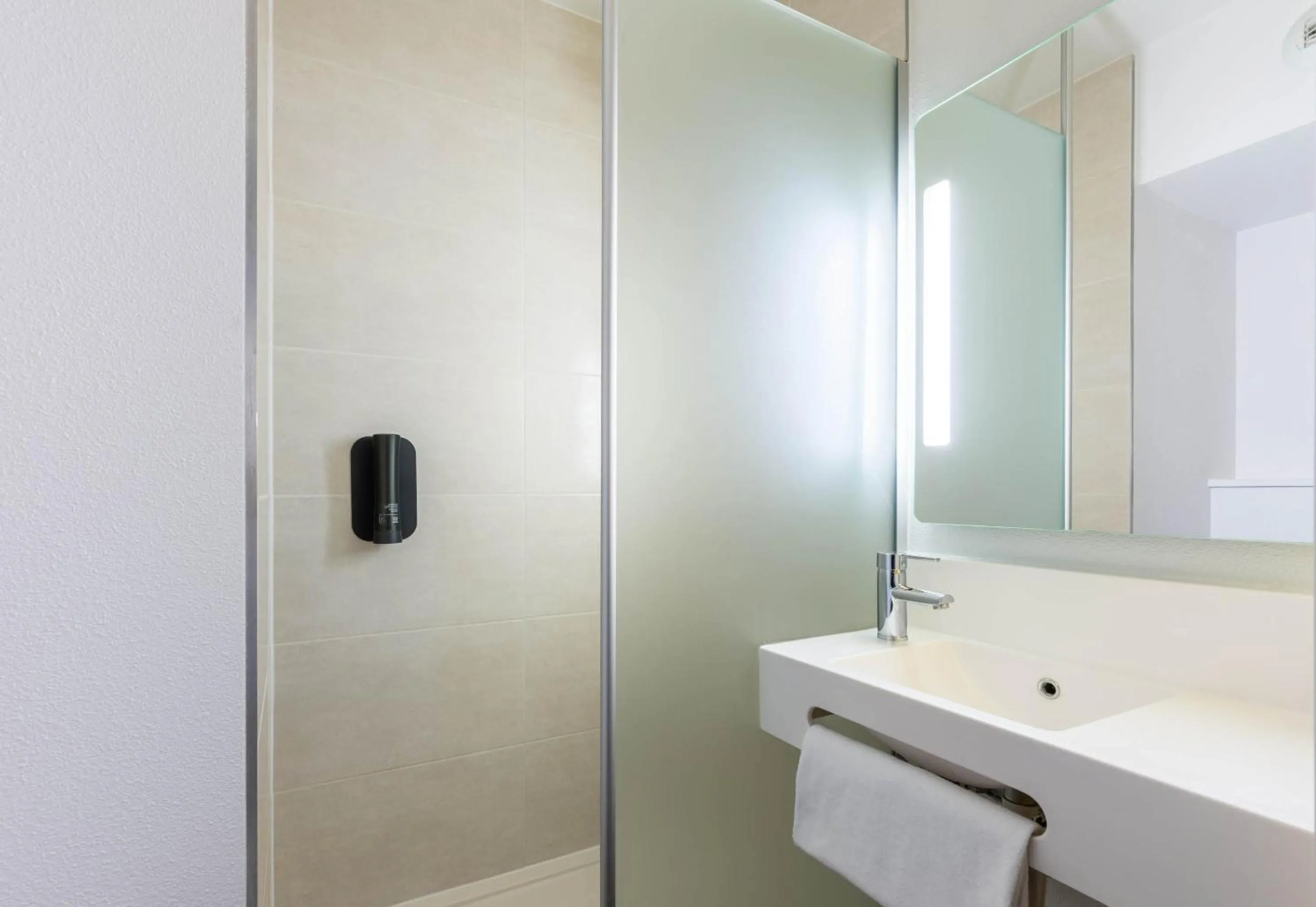 Bathroom in B&B HOTEL Lille Roubaix Campus Gare