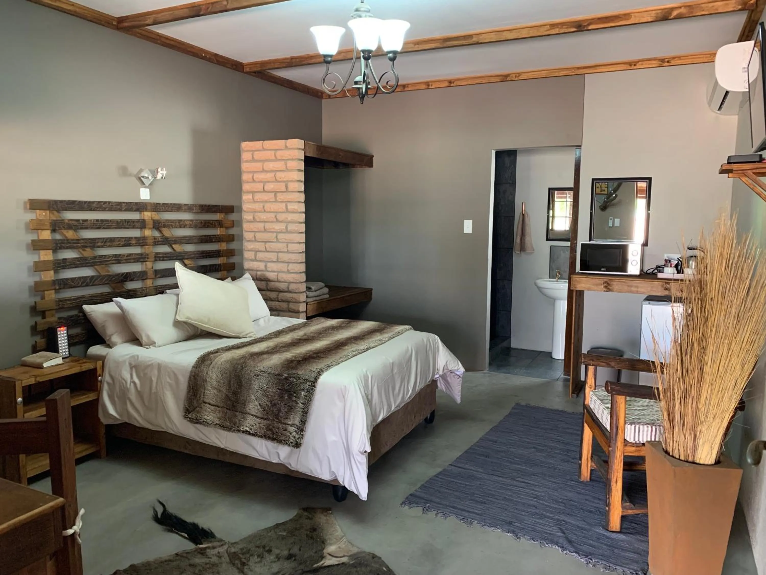 Bedroom, Bed in Country Lodge