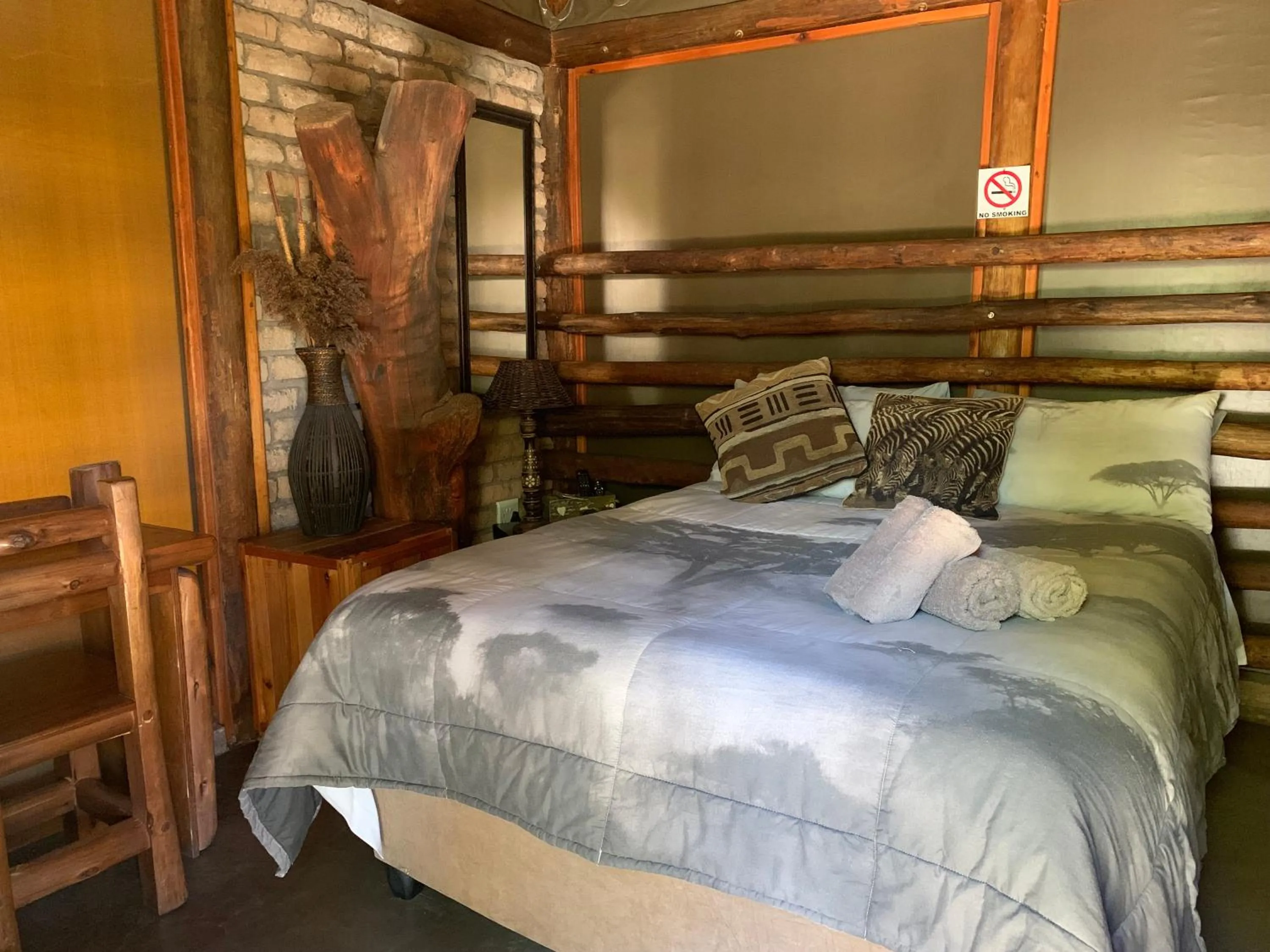 Bedroom, Bed in Country Lodge