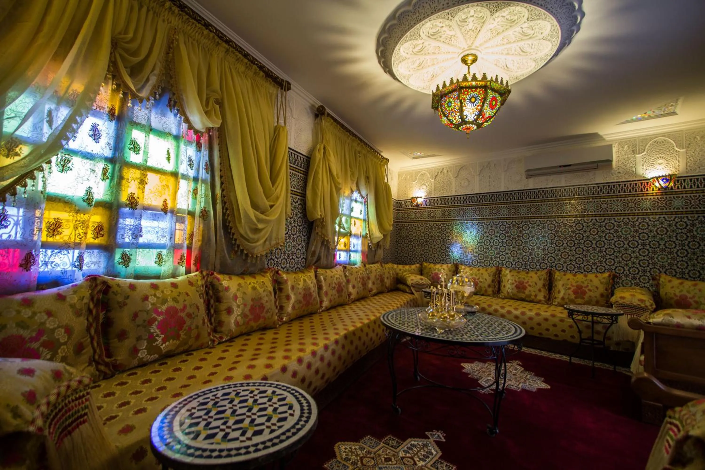 Lounge or bar in BLUE SKY Hôtel