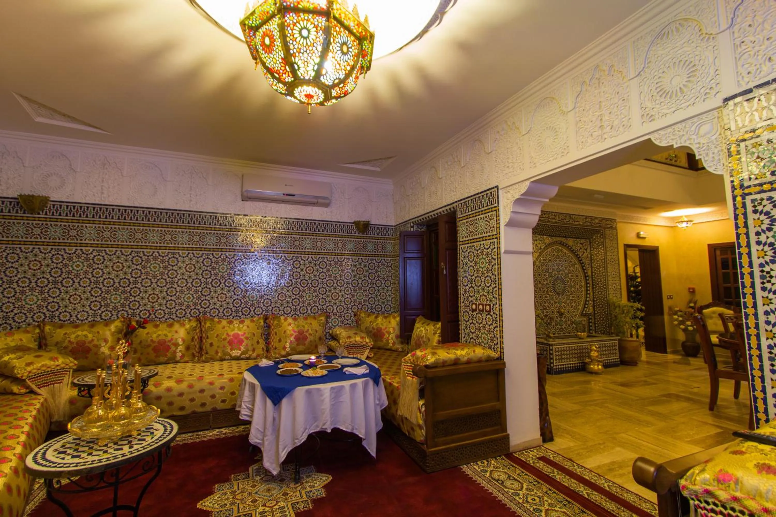 Lounge or bar in BLUE SKY Hôtel