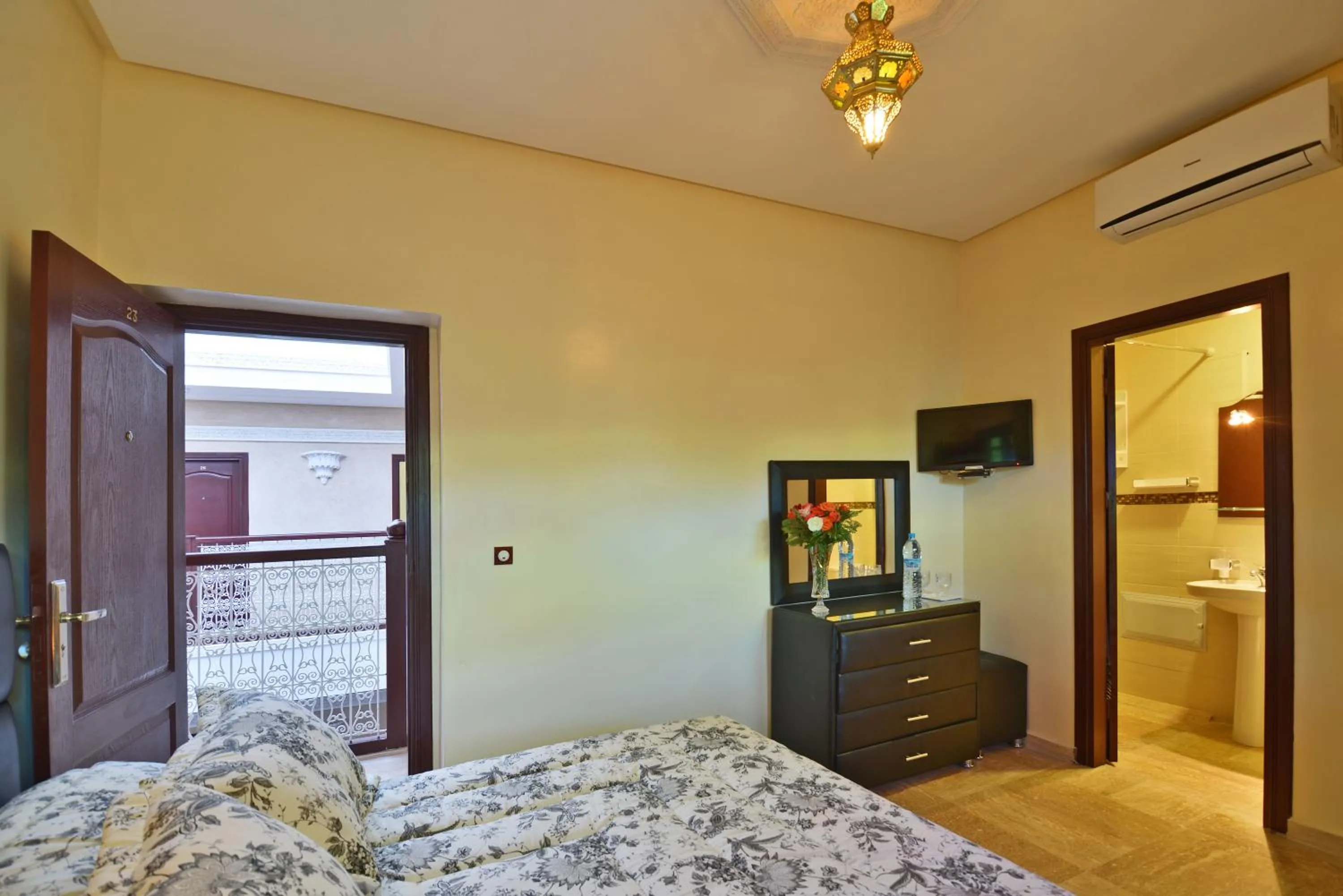 Bed in BLUE SKY Hôtel