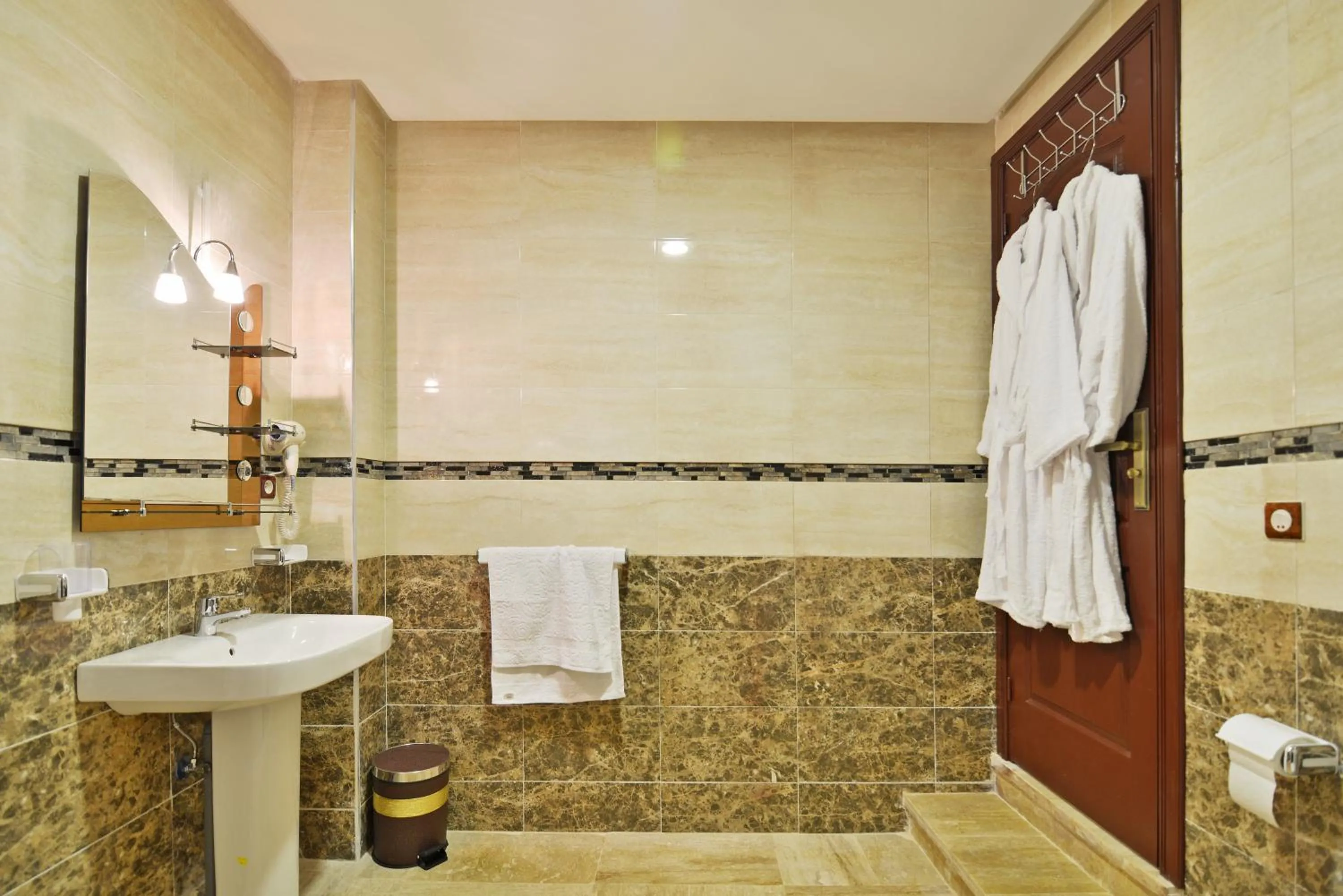 Toilet in BLUE SKY Hôtel