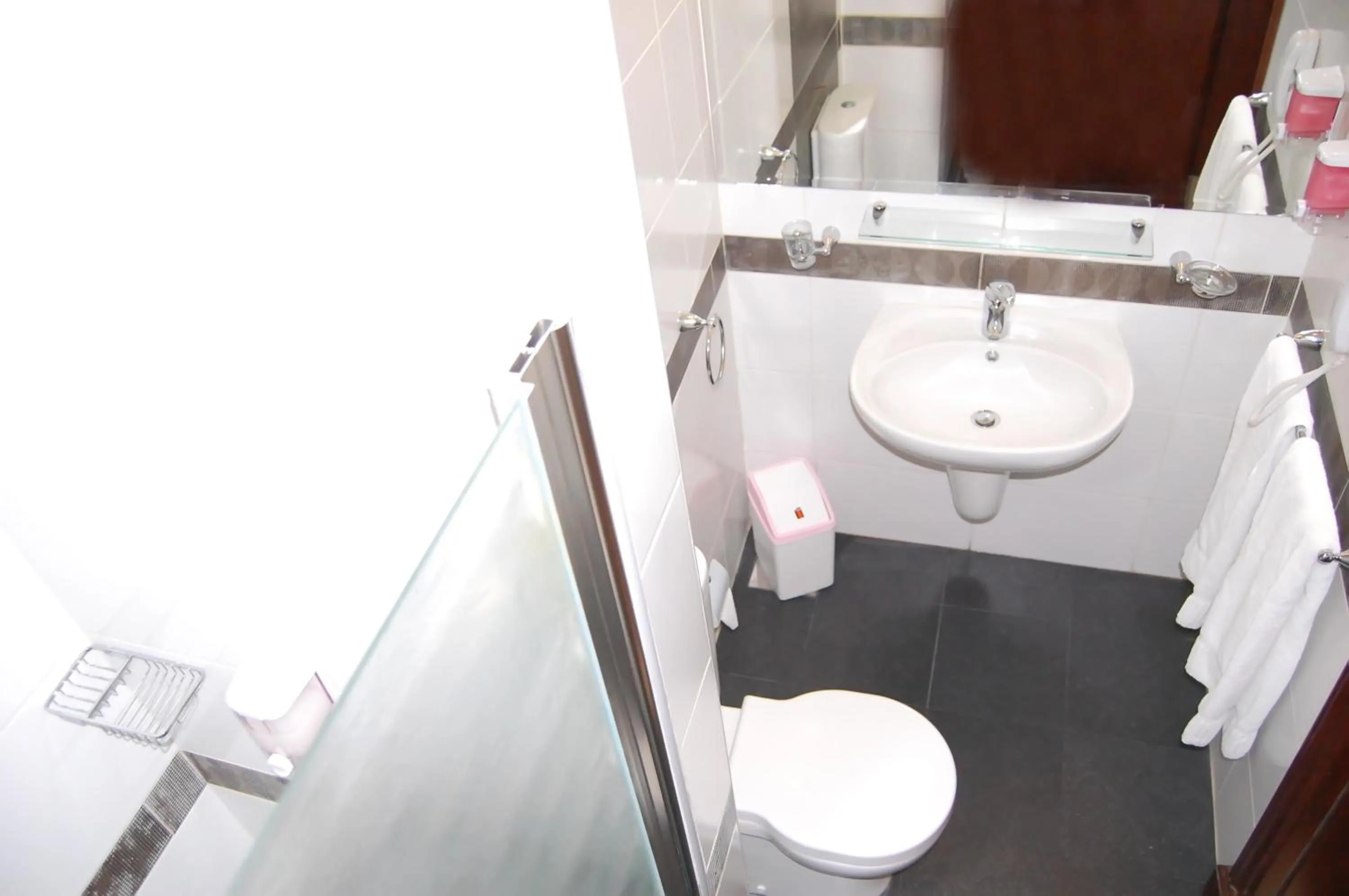 Bathroom in King Hotel Cairo