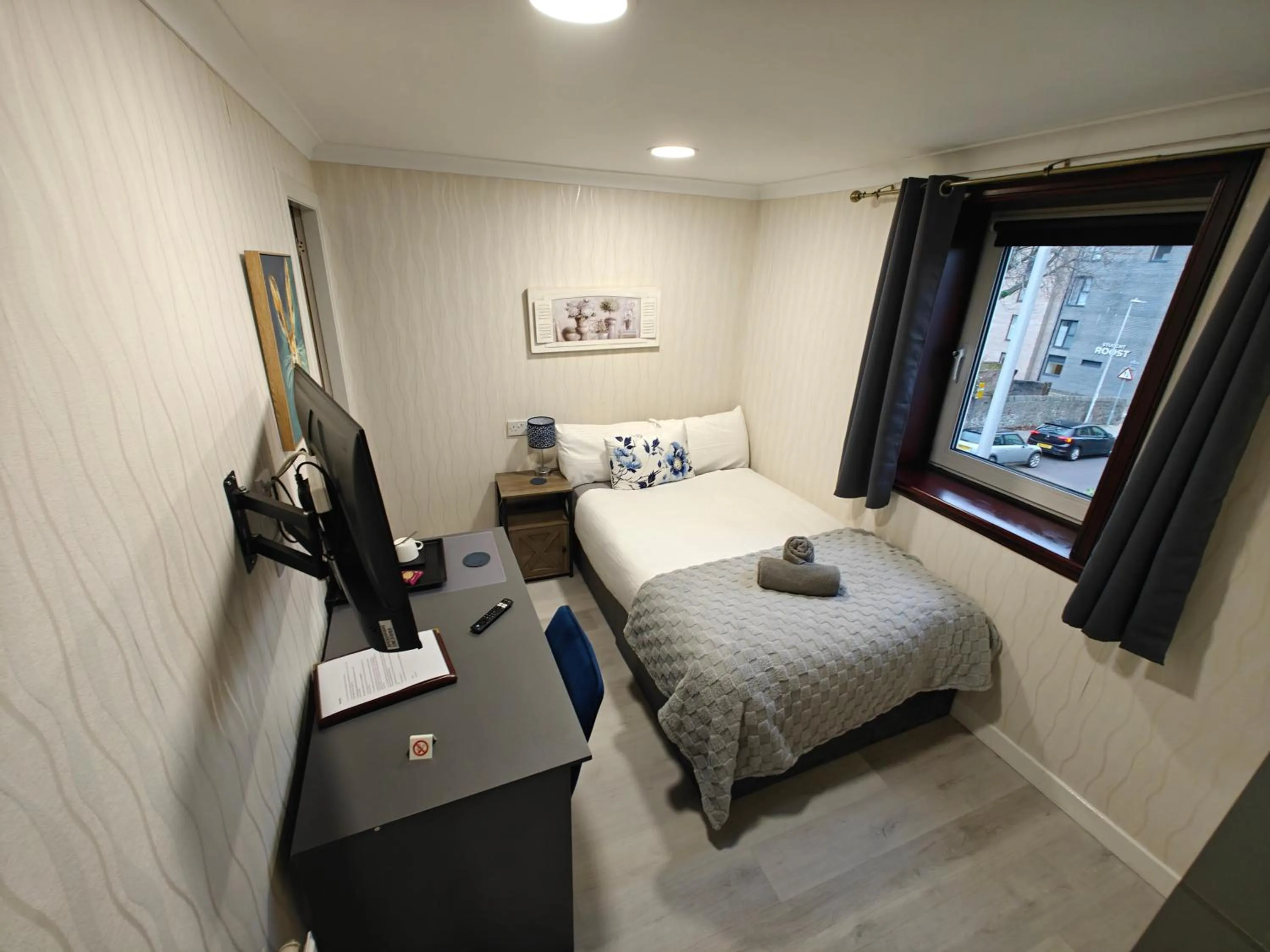 Bedroom, Bed in The Jays Guest House