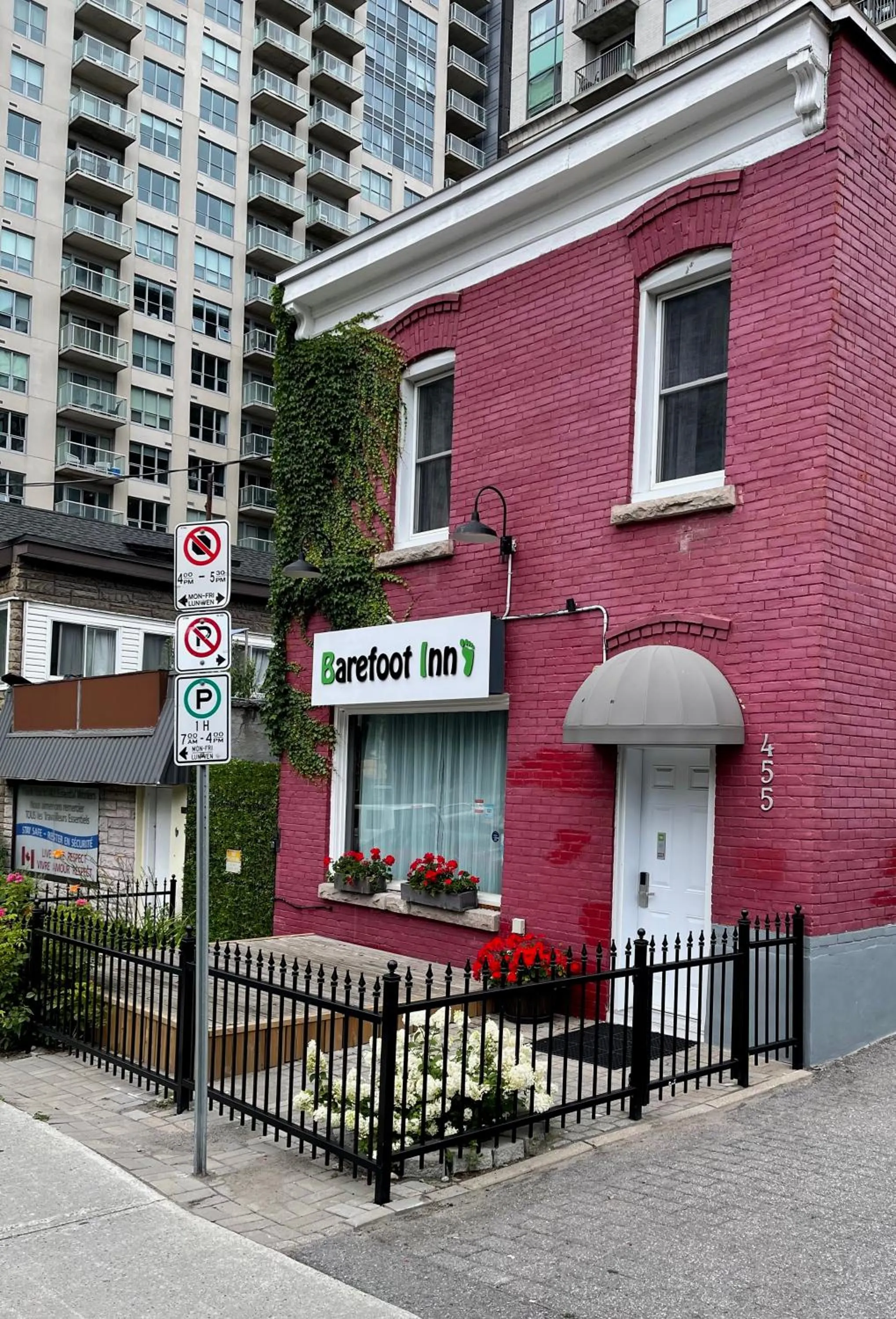 Property building in Barefoot Inn