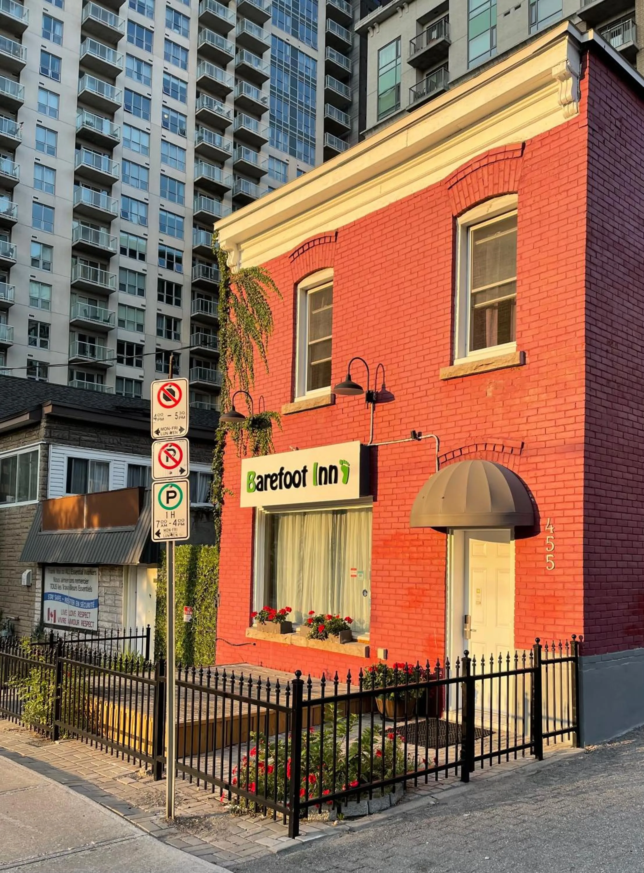 Property building in Barefoot Inn