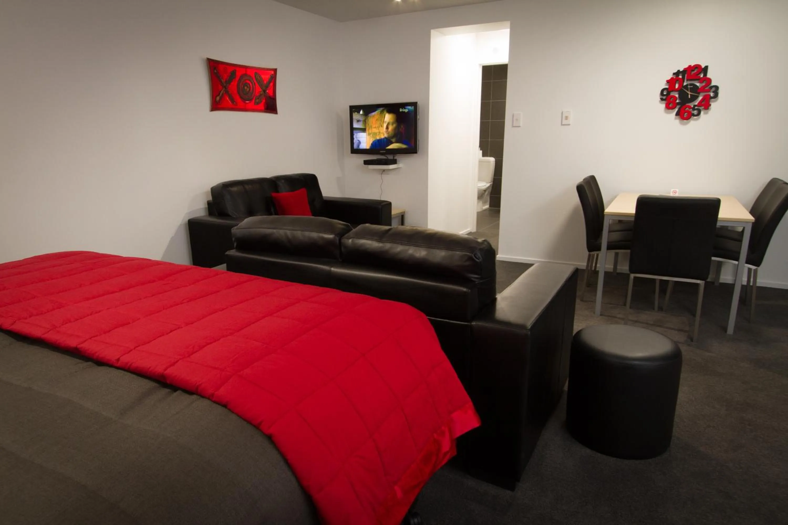 Dining area, Bed in 538 Great King Motel