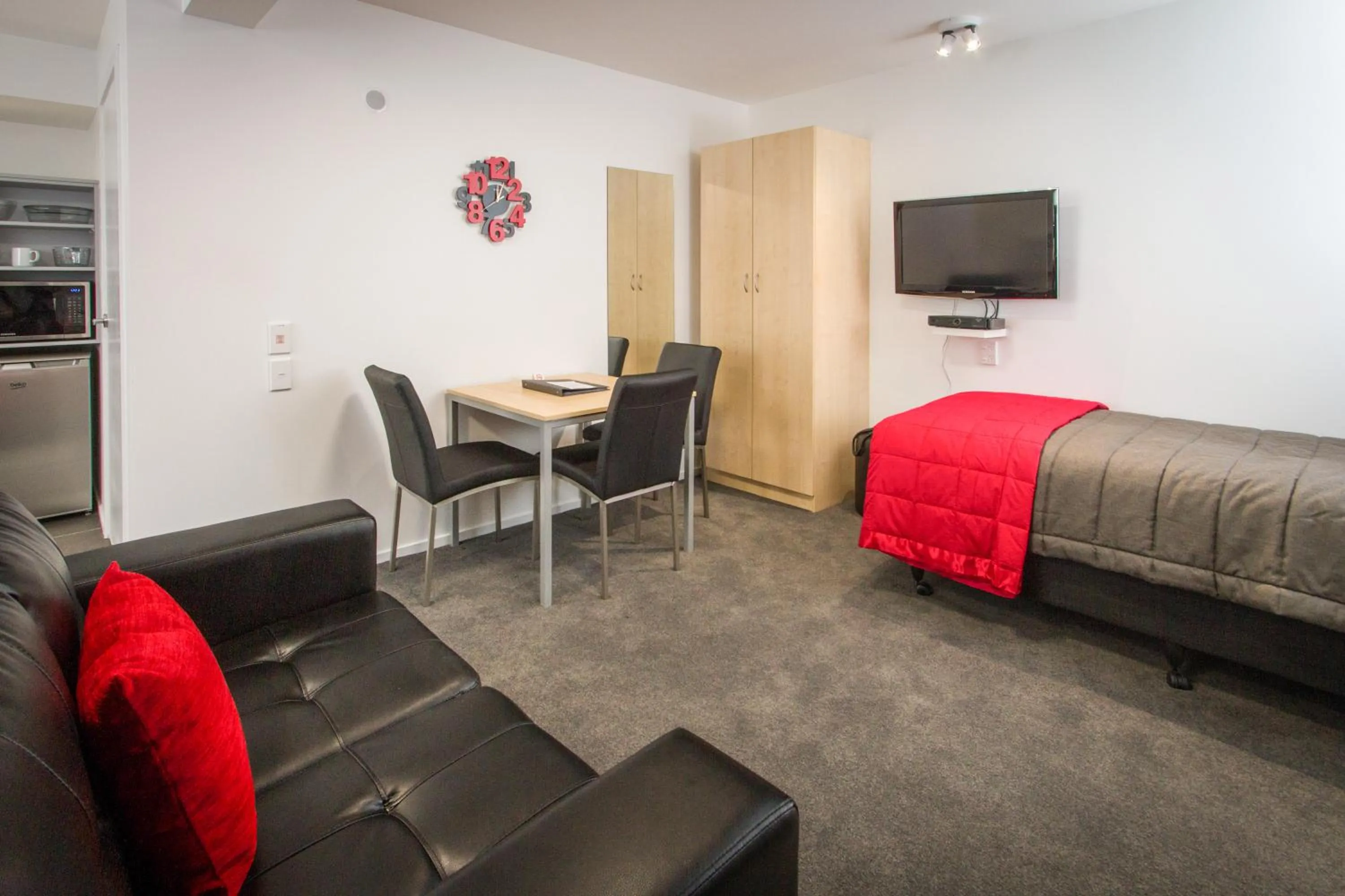 Photo of the whole room in 538 Great King Motel