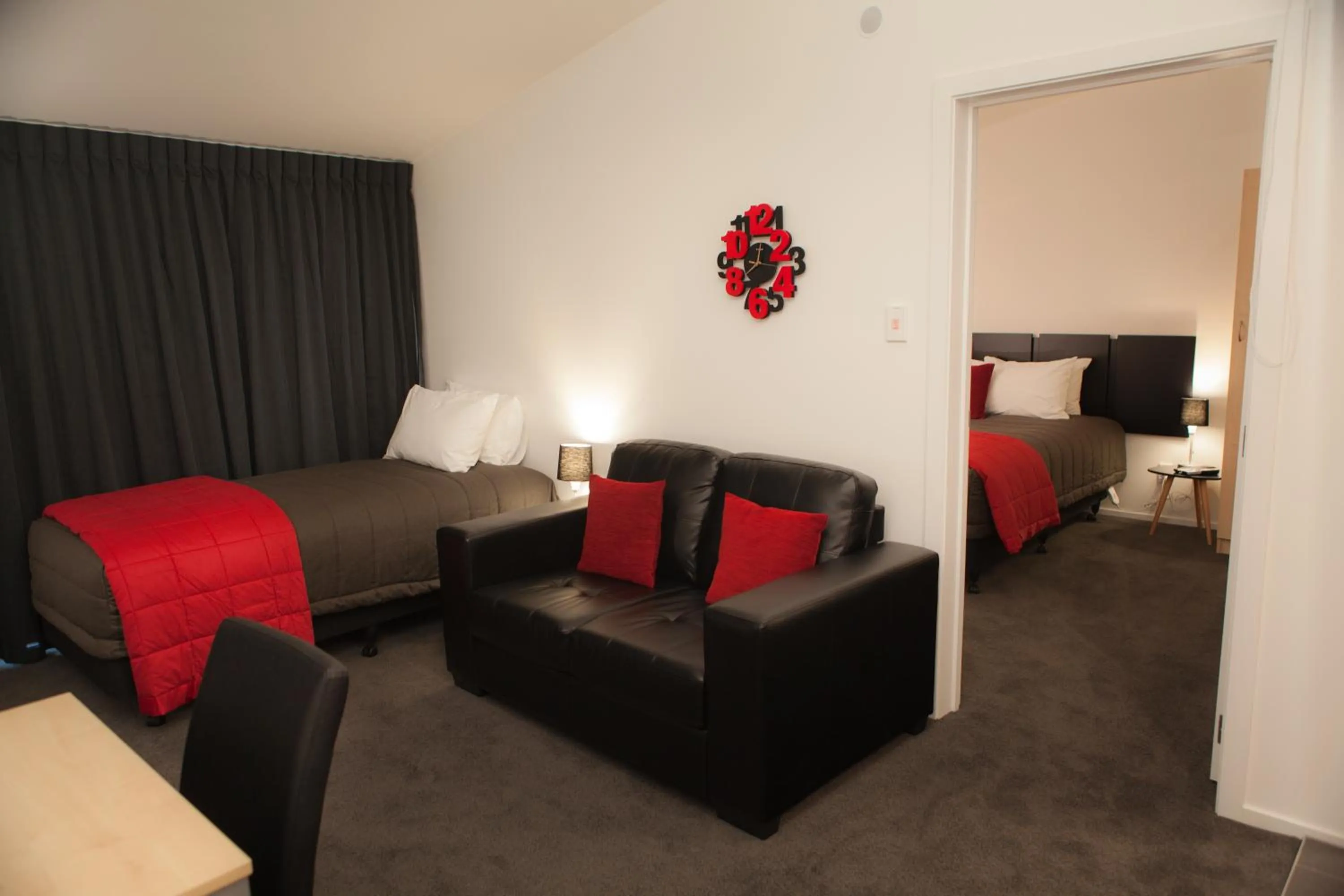 Photo of the whole room, Bed in 538 Great King Motel