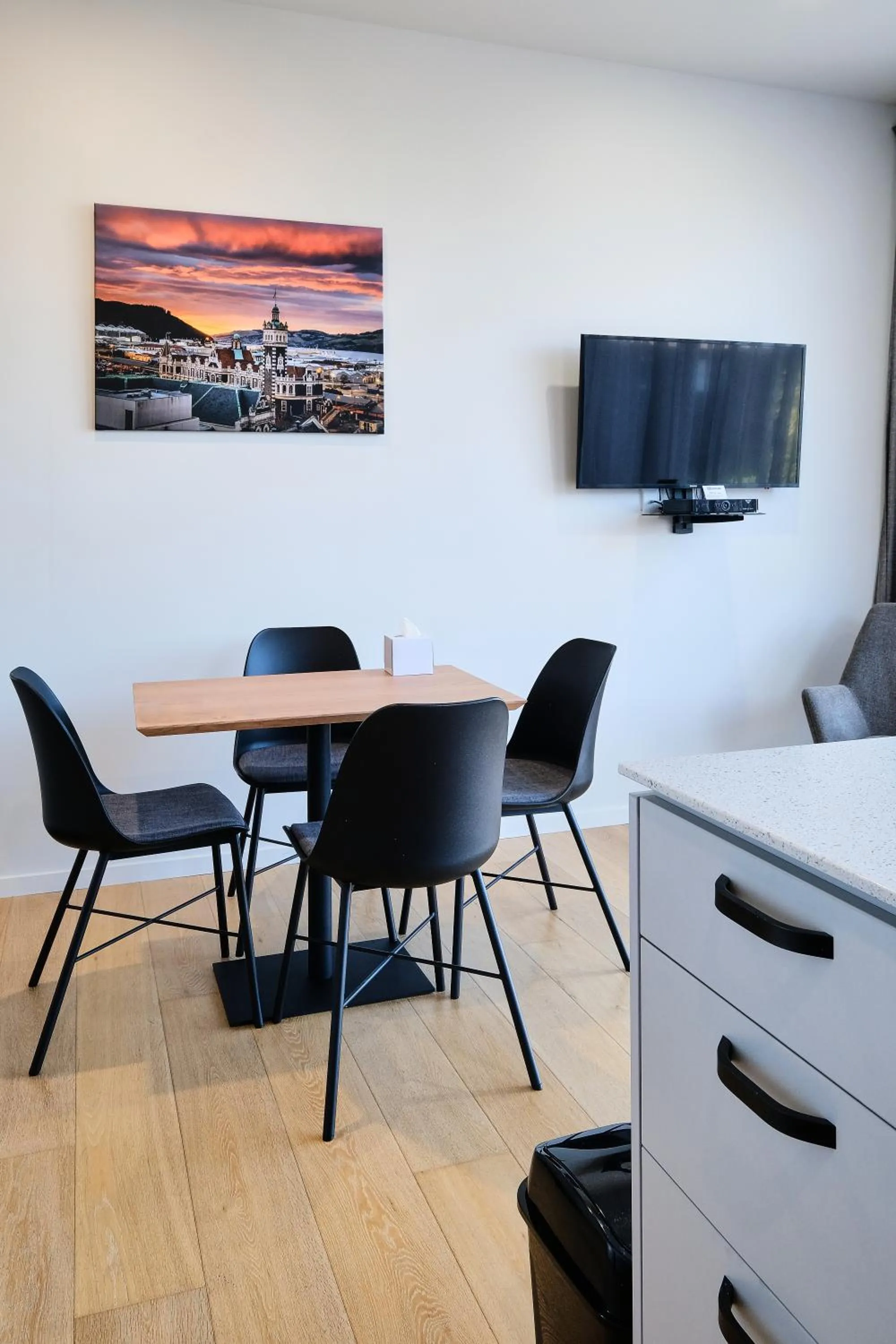 Dining area in 538 Great King Motel
