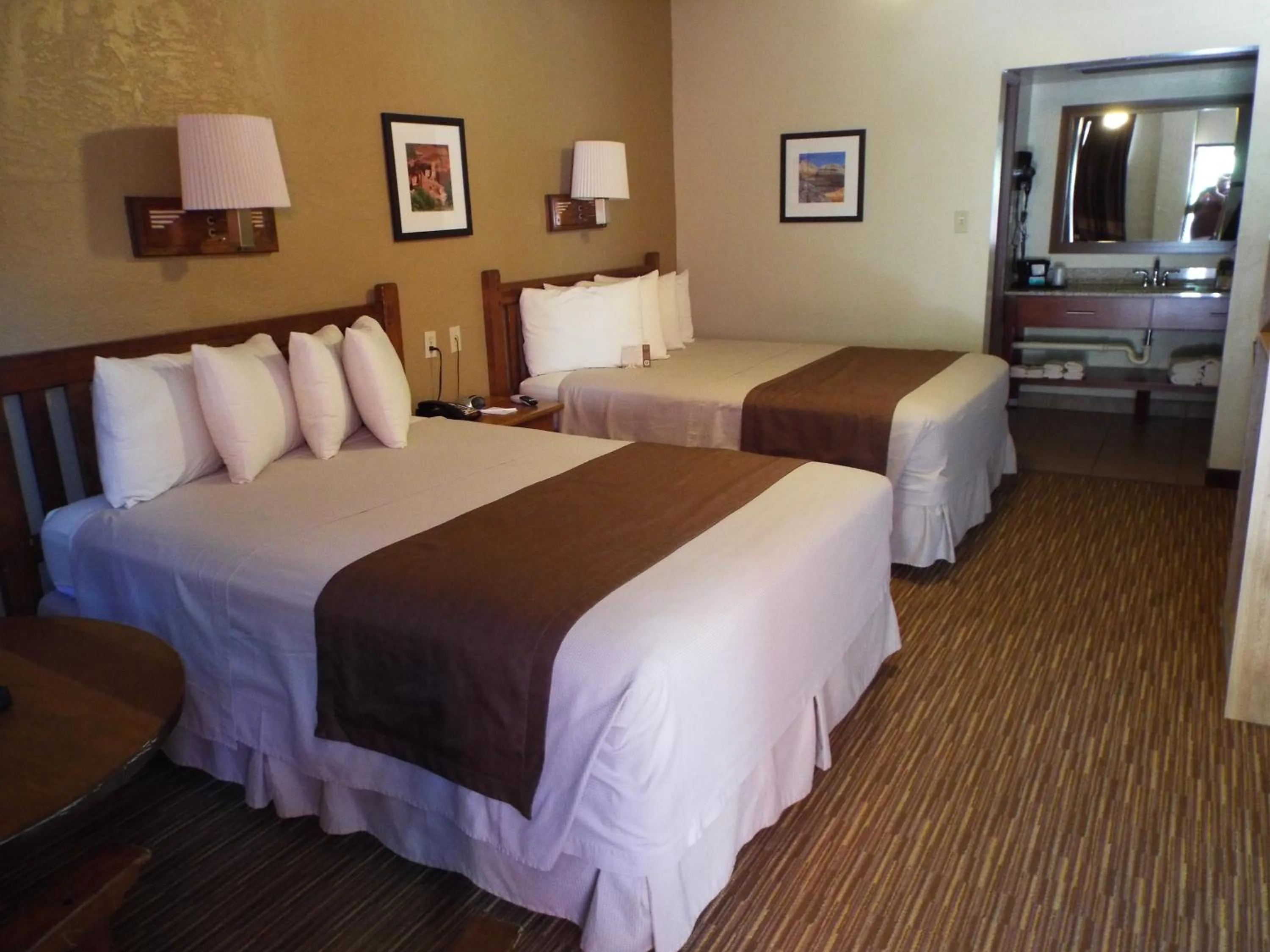 Photo of the whole room, Bed in Thunderbird Lodge